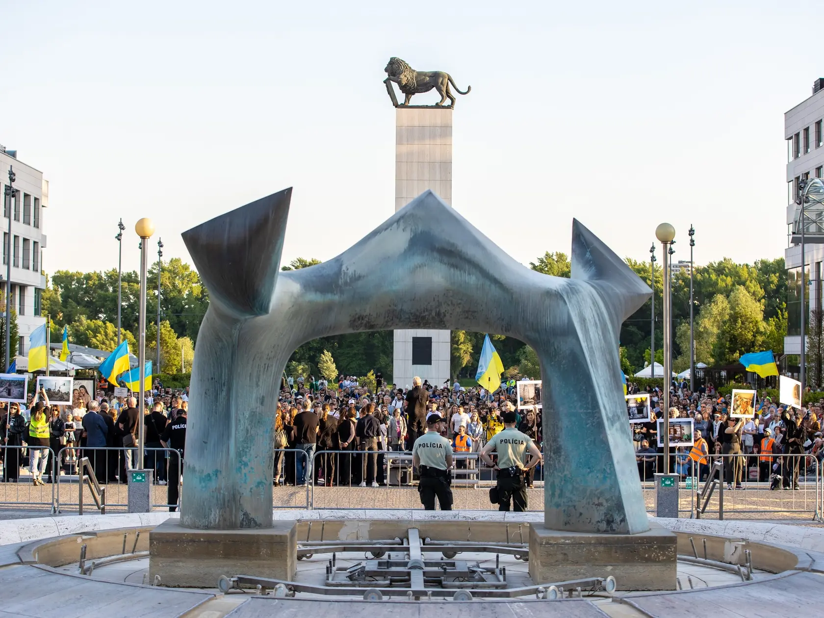 Na snímke protest pred novou budovou Slovenského národného divadla, počas vystúpenia ruskej opernej speváčky Anny Netrebko.