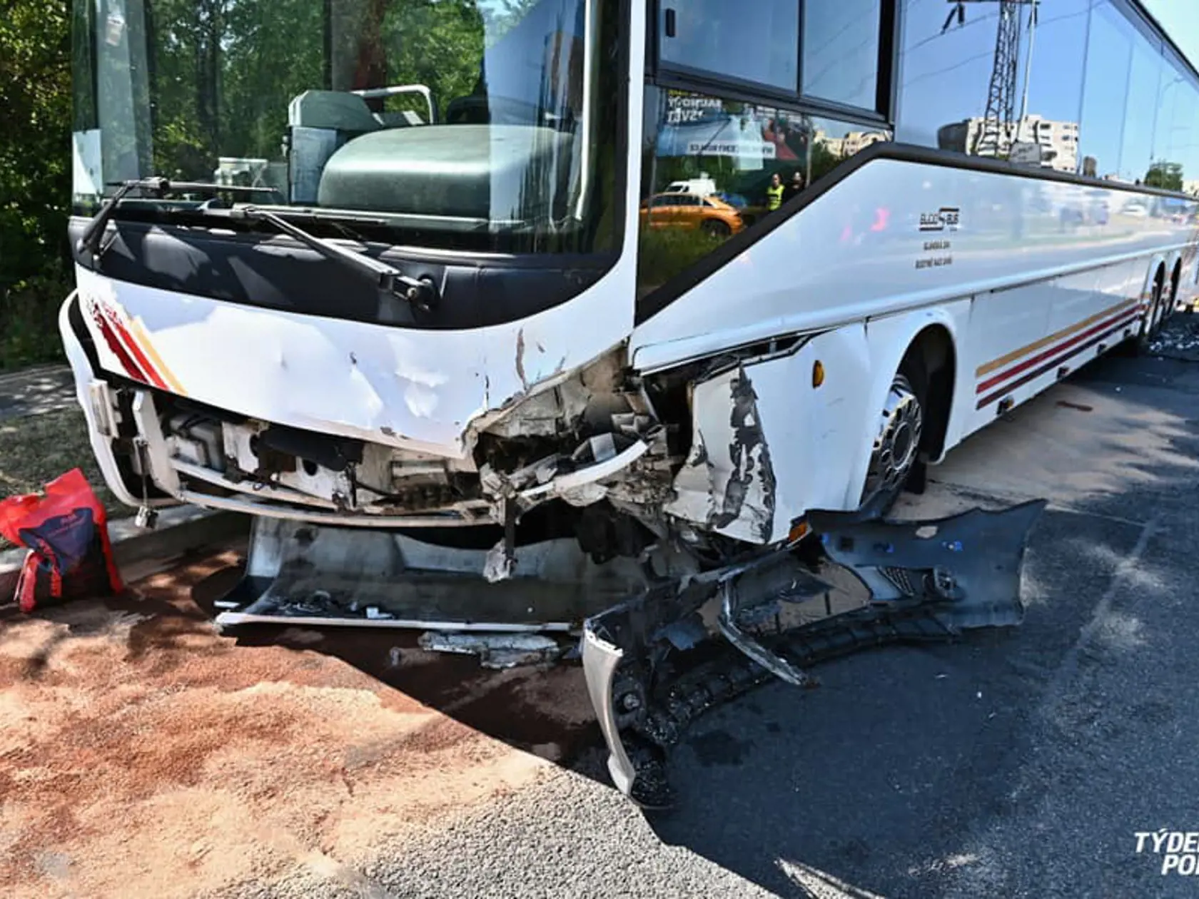 V Prahe havaroval autobus plný detí, 12 z nich je zranených