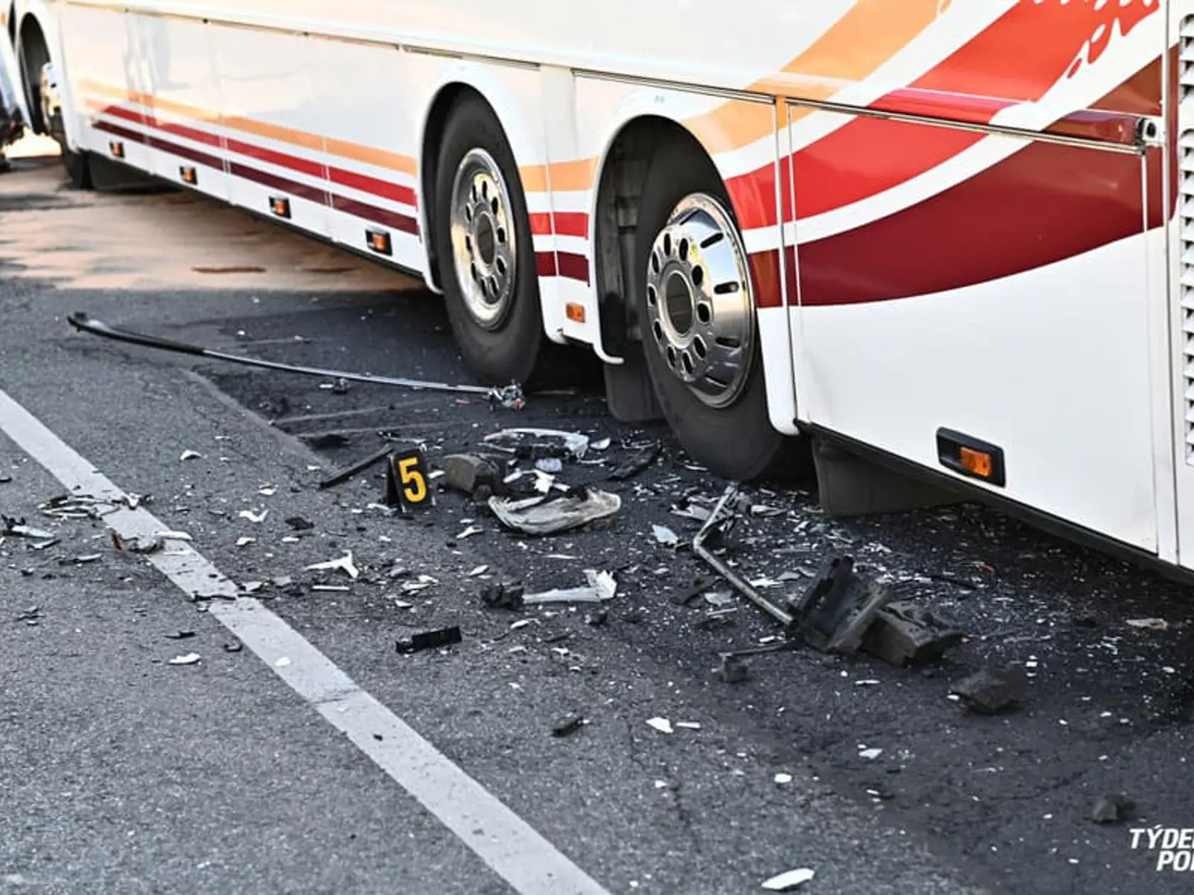 V Prahe havaroval autobus plný detí, 12 z nich je zranených