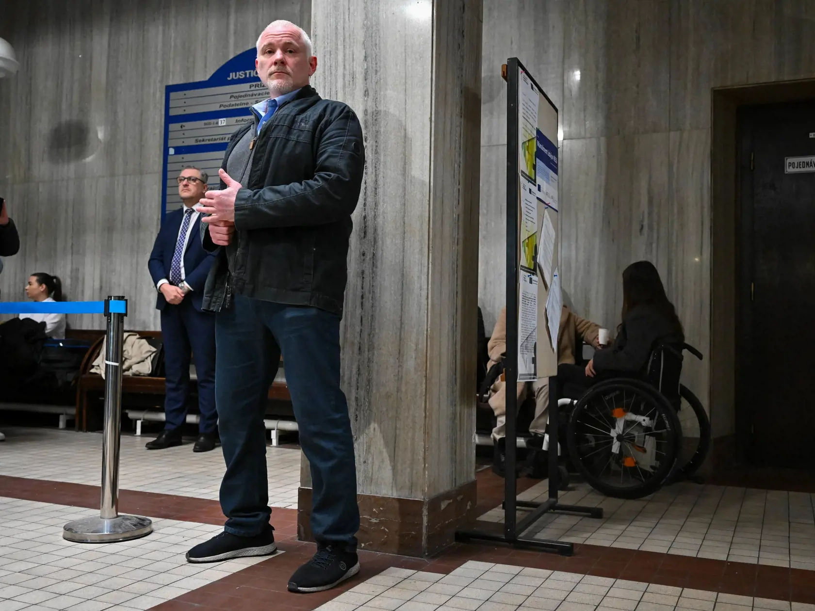 Na snímke vpravo poškodená kadetka Akadémia Policajného zboru (PZ) Michalea H., ktorú postrelil vtedajší pedagóg a  obžalovaný Vladimír Š. (vľavo) pred začiatkom pojednávania Mestského súdu Bratislava I v piatok 16. februára 2024 v Bratislave. FOTO TASR - Pavol Zachar