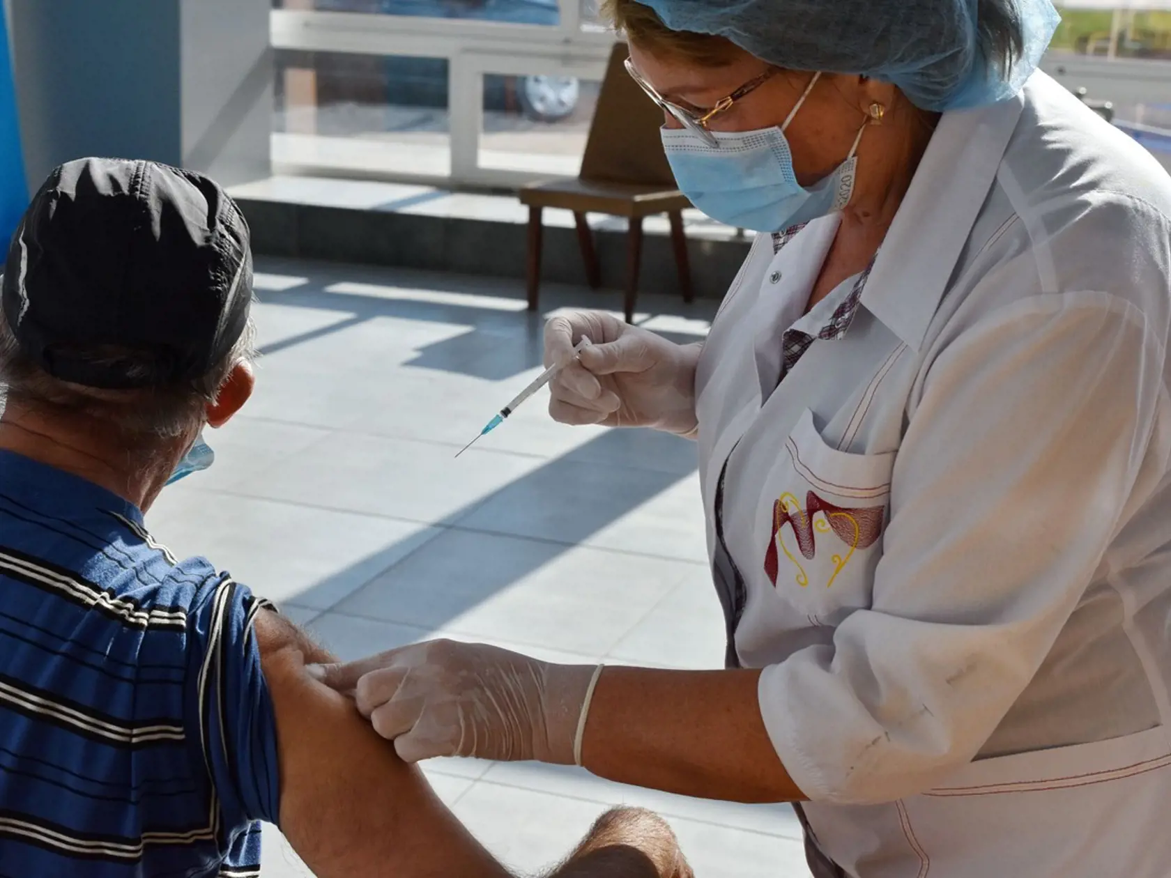 Ukrajina je na pokraji svojej najsmrtiacejšej vlny pandémie koronavírusu, varovali v piatok domáci odborníci na medicínu. Môže za to slabá zaočkovanosť.