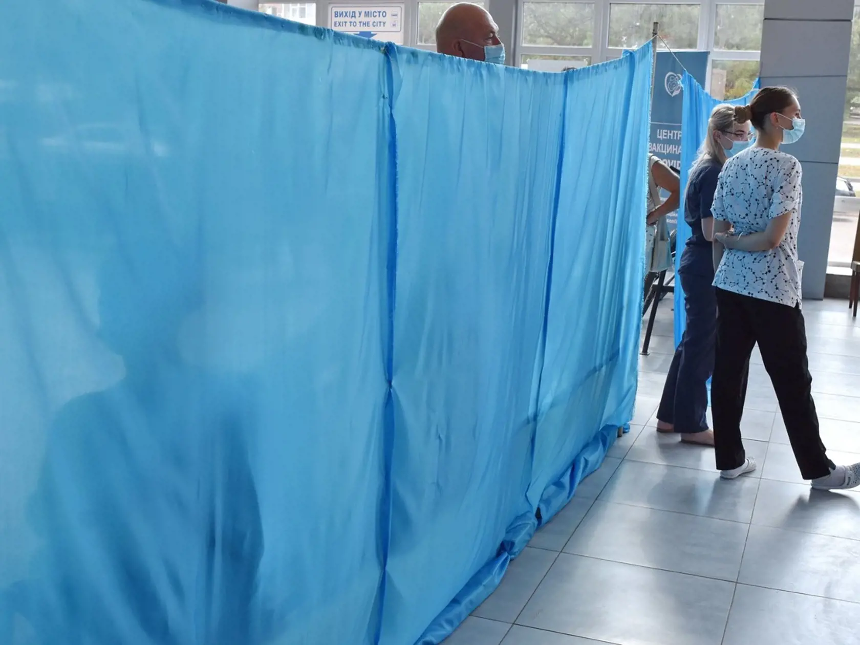 Ukrajina je na pokraji svojej najsmrtiacejšej vlny pandémie koronavírusu, varovali v piatok domáci odborníci na medicínu. Môže za to slabá zaočkovanosť.