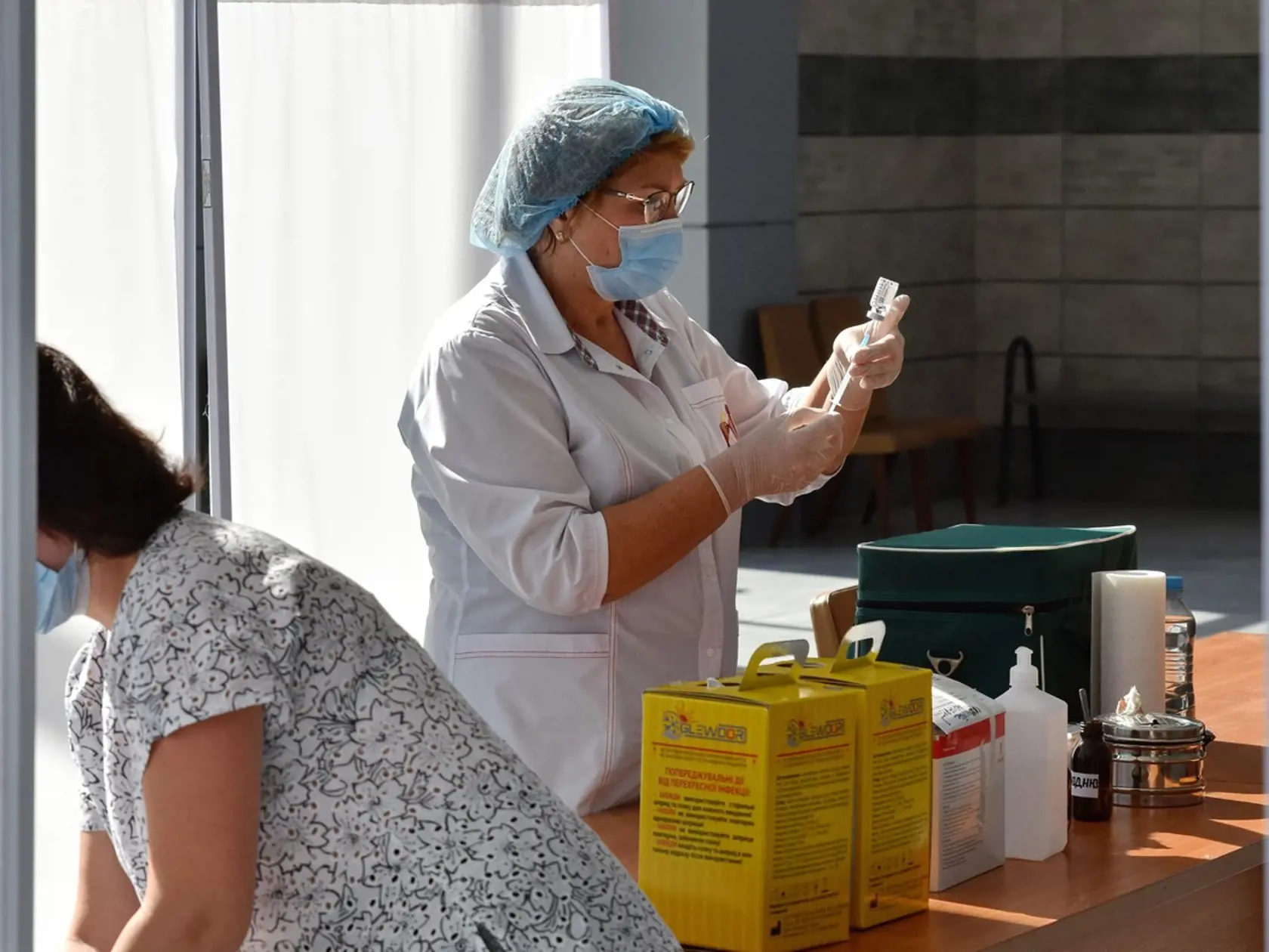 Úplne zaočkovaných jednou zo štyroch vakcín dostupných v krajine, vrátane AstraZenecy a Moderny, je iba 12 percent Ukrajincov, pritom nálady proti očkovaniu sú silné.