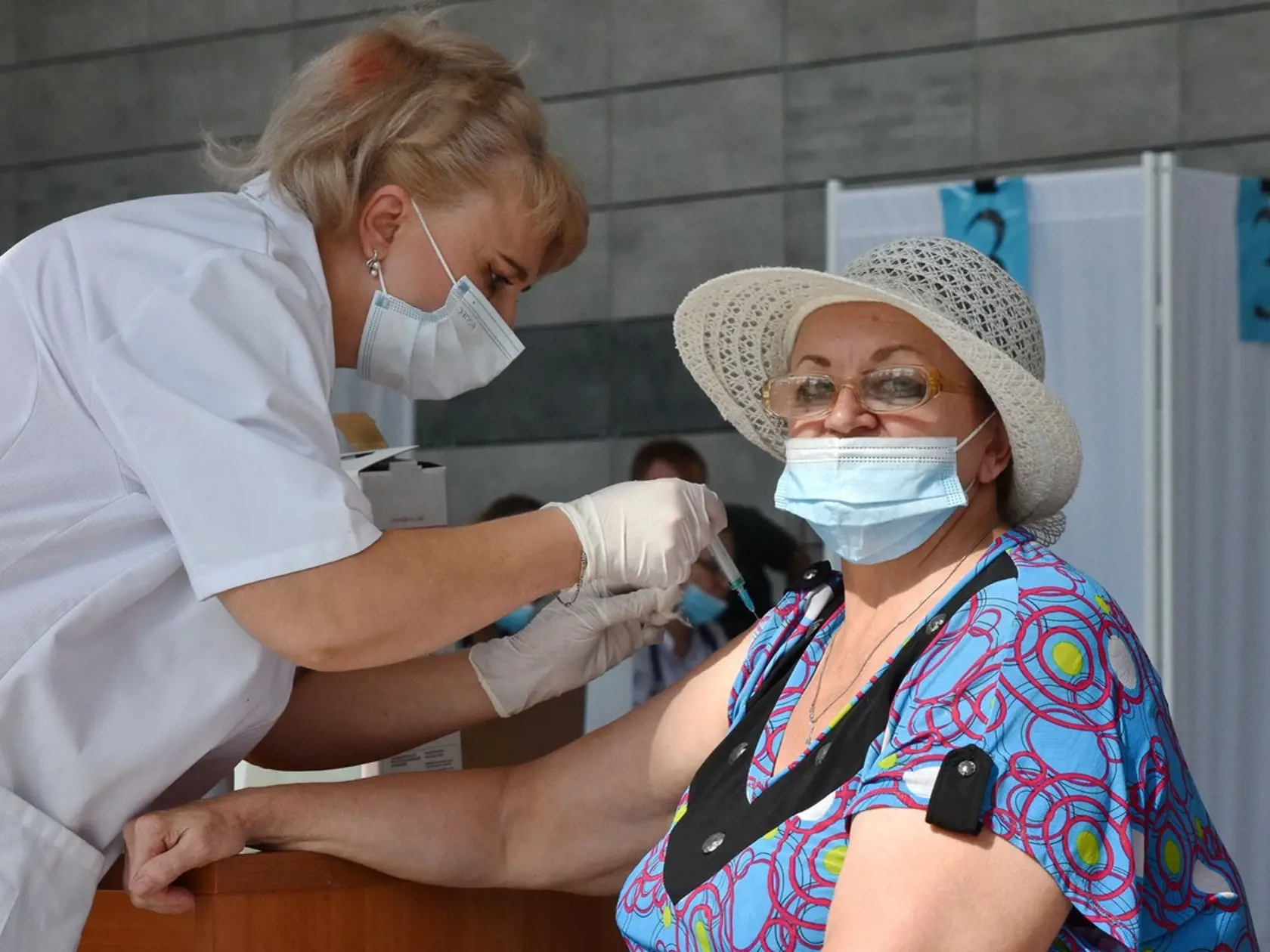 Ukrajina je na pokraji svojej najsmrtiacejšej vlny pandémie koronavírusu, varovali v piatok domáci odborníci na medicínu. Môže za to slabá zaočkovanosť.