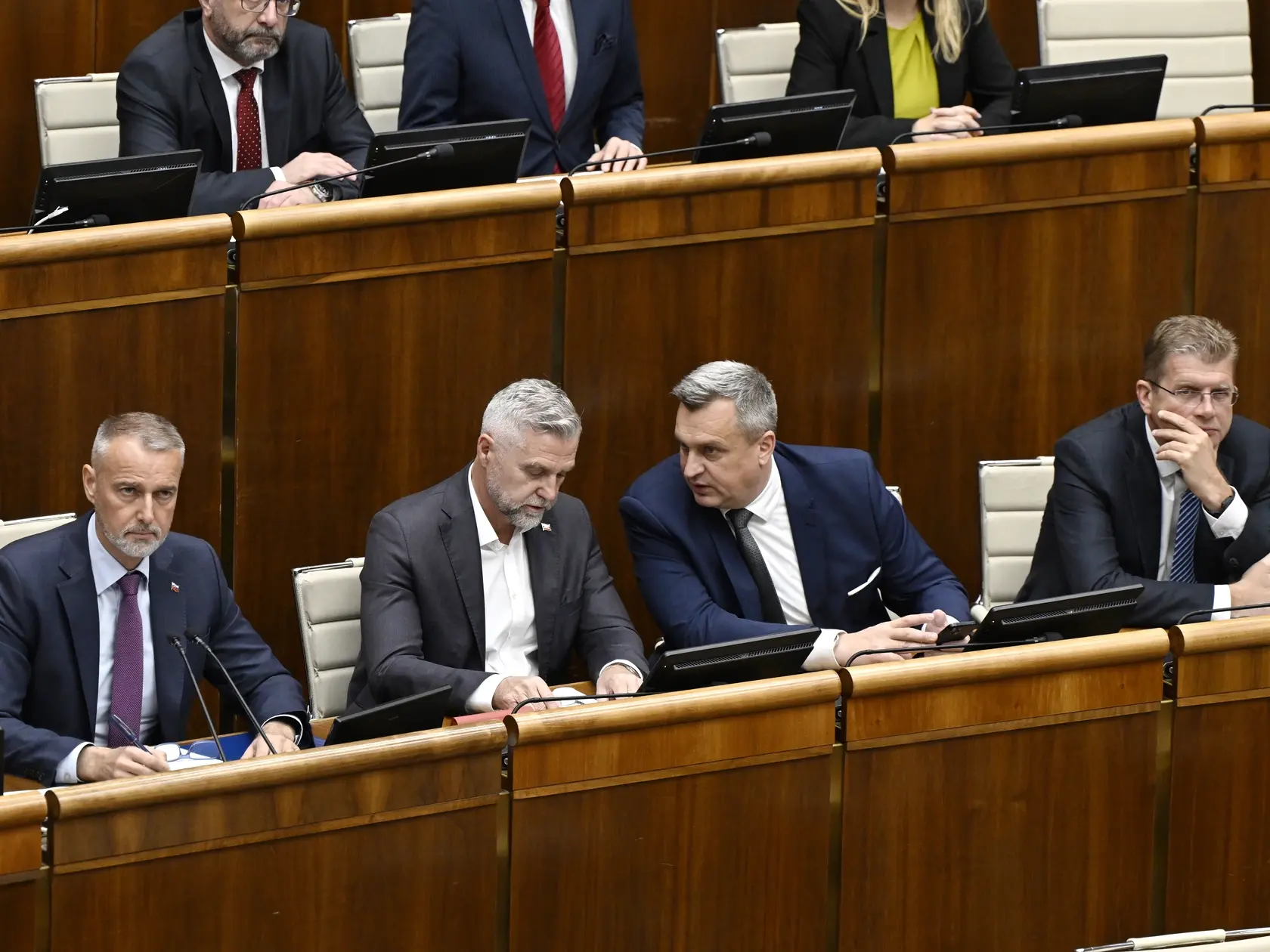 Na snímke zľava predseda Národnej rady (NR) SR Richard Raši (Hlas-SD), podpredsedovia parlamentu Tibor Gašpar (Smer-SD), Andrej Danko (SNS) a Peter Žiga (Hlas-SD) počas hlasovania poslancov o pozmeňovacích návrhoch k novele zákona o mimovládnych organizáciách na 33. schôdzi parlamentu v Bratislave v stredu 16. apríla 2025.
