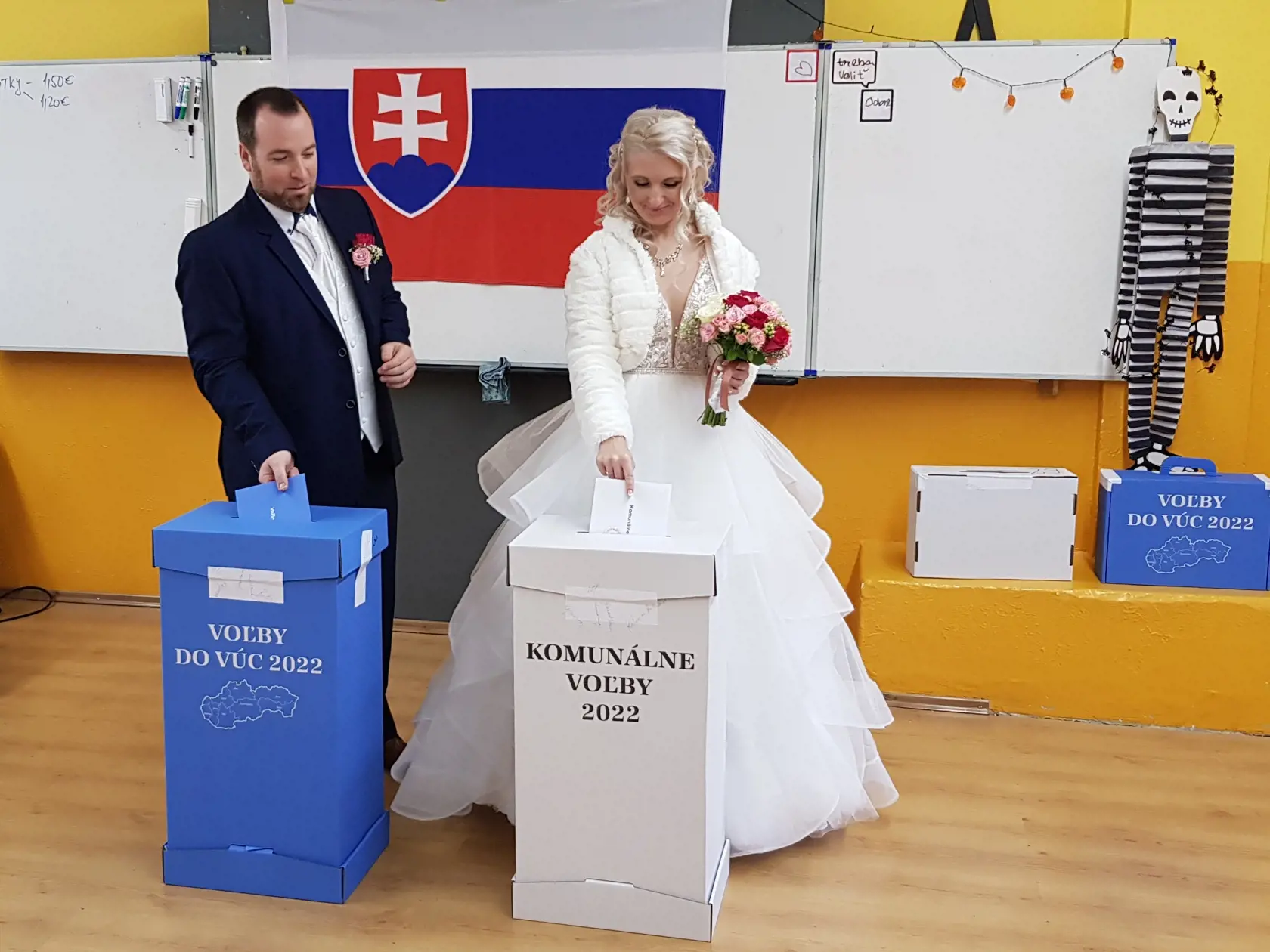 Na Slovensku sa v sobotu o siedmej hodine ráno začali historicky prvé spojené voľby do orgánov samosprávy obcí a do orgánov samosprávnych krajov. Na snímke nevesta so ženíchom hlasujú vo volebnej miestnosti v Komárne 29. októbra 2022. FOTO TASR - Milan Drozd