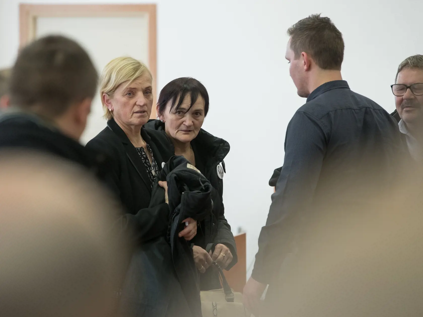 Prvé pojednávanie na Špecializovanom trestnom súde v Pezinku vo veci vraždy investigatívneho novinára Jána Kuciaka a jeho snúbenice Martiny Kušnírovej. Na snímke sú rodičia zavraždených, zľava Zlatica Kušnírová, Jana Kuciaková a Jozef Kuciak.