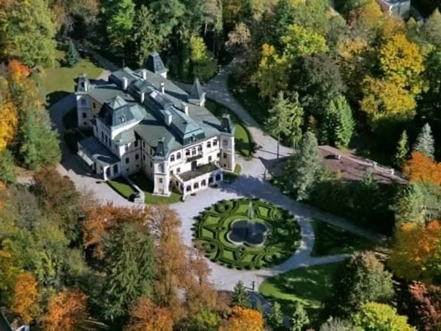 Záber z dronu na kaštieľ Betliar s formálnym parkom v objatí lesoparku.