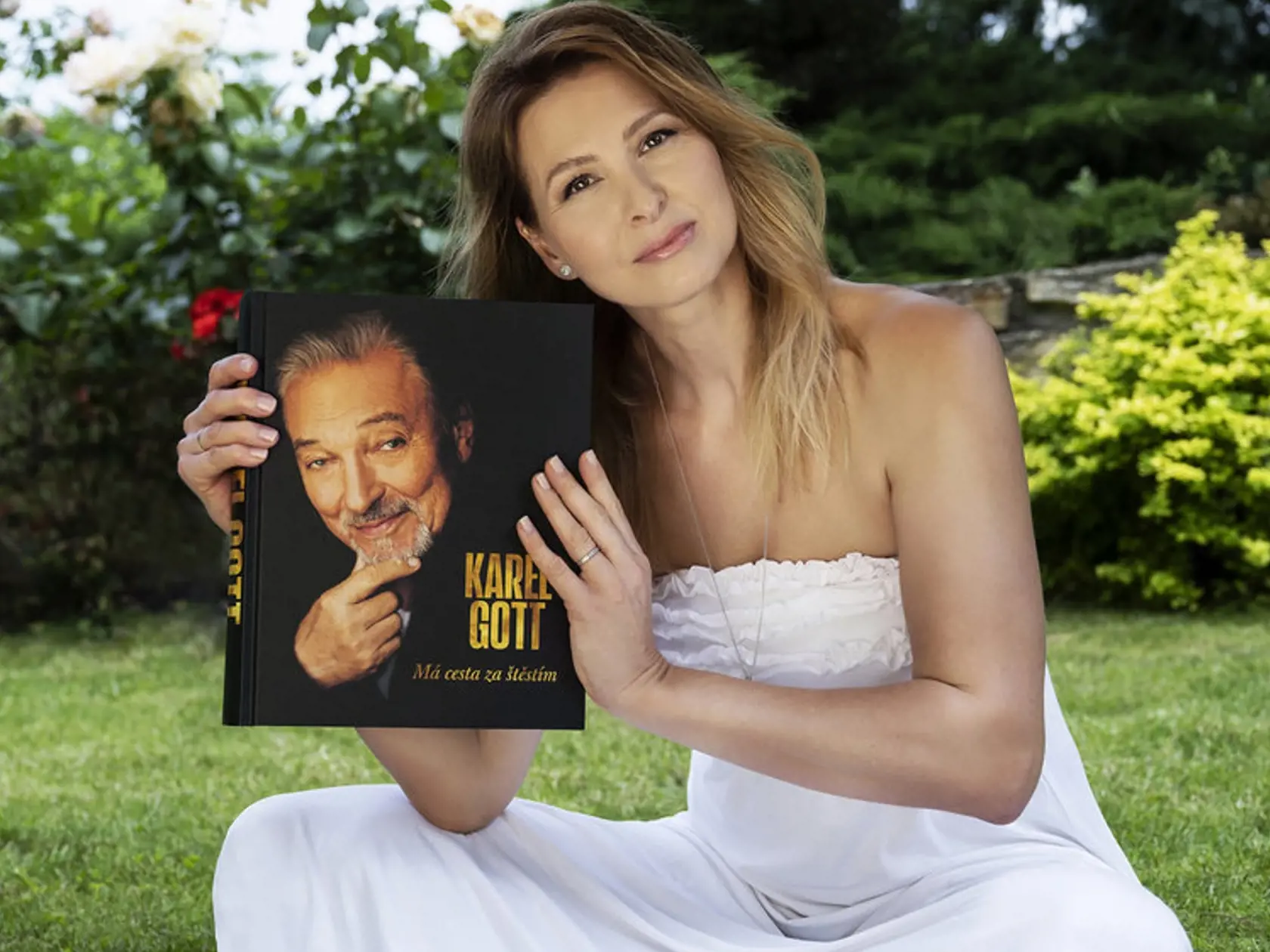 Ivana Gottová s manželovou knihou.