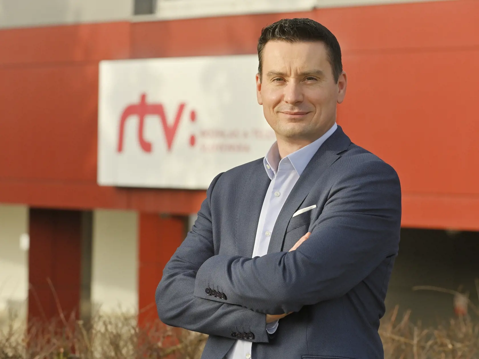 Moderátor Správ bez kravaty a redaktor RTVS Viliam Hauzer.
