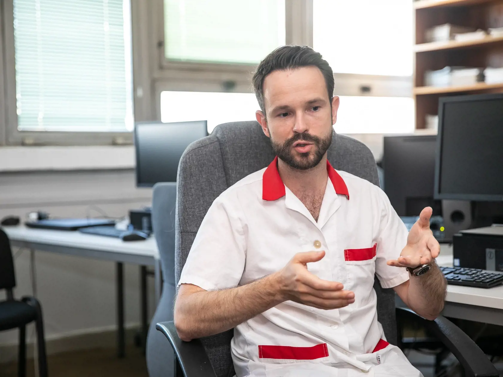 Na fotke je infektológ Peter Sabaka, pôsobiaci na oddelení infektológie na Kramároch.