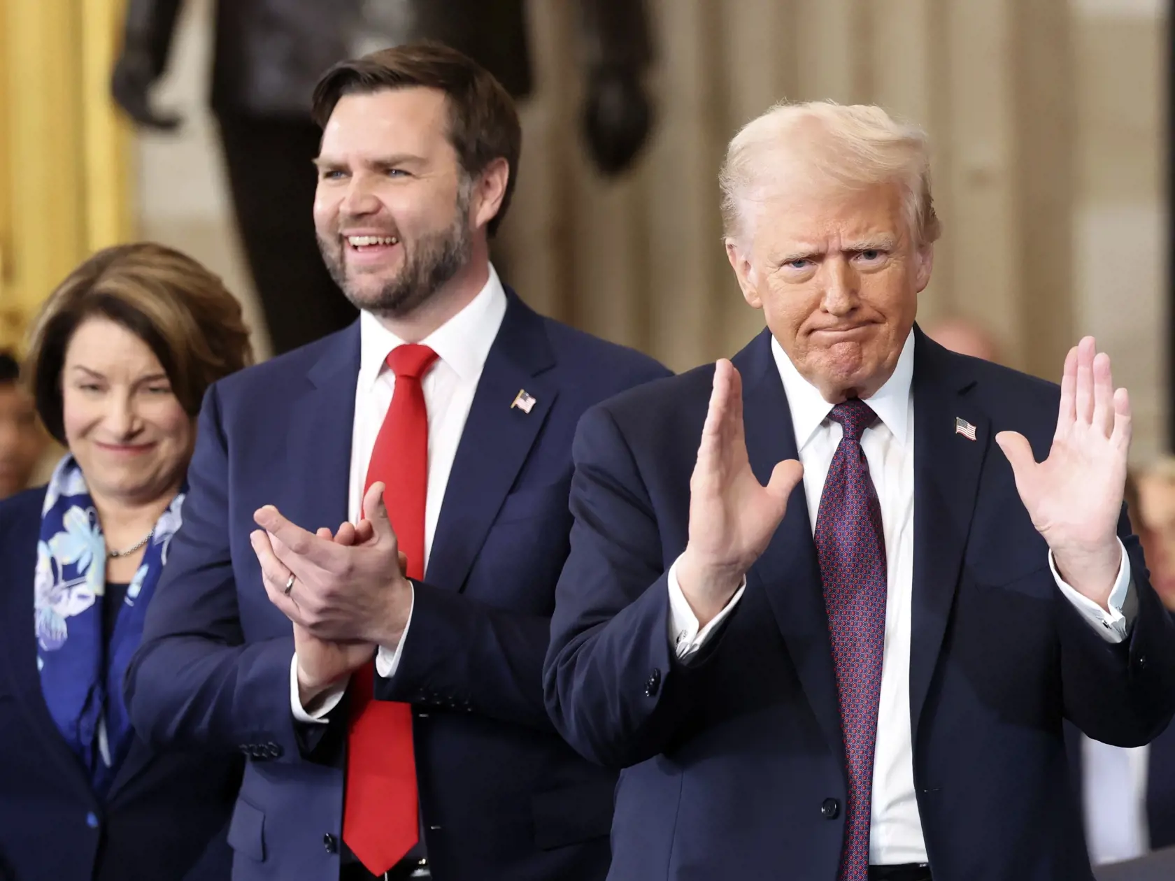 JB 42 Washington - Americký prezident Donald Trump (vpravo) a americký viceprezident J.D. Vance tlieskajú po tom, ako zložili prísahu počas dnešnej inaugurácie 47. prezidenta USA Donalda Trumpa a 50. viceprezidenta JD Vancea v Rotunde amerického Kapitolu vo Washingtone 20. januára 2025. Republikán Donald Trump v rotunde amerického Kapitolu v pondelok napoludnie miestneho času (18.00 h SEČ) zložil slávnostnú prísahu na svoje druhé funkčné obdobie a stal sa tak 47. prezidentom Spojených štátov amerických. Informuje o tom TASR. FOTO TASR/AP

President Donald Trump, from right, Vice President JD Vance and Sen. Amy Klobuchar attend are pictured at the 60th Presidential Inauguration in the Rotunda of the U.S. Capitol in Washington, Monday, Jan. 20, 2025. (Kevin Lamarque/Pool Photo via AP)