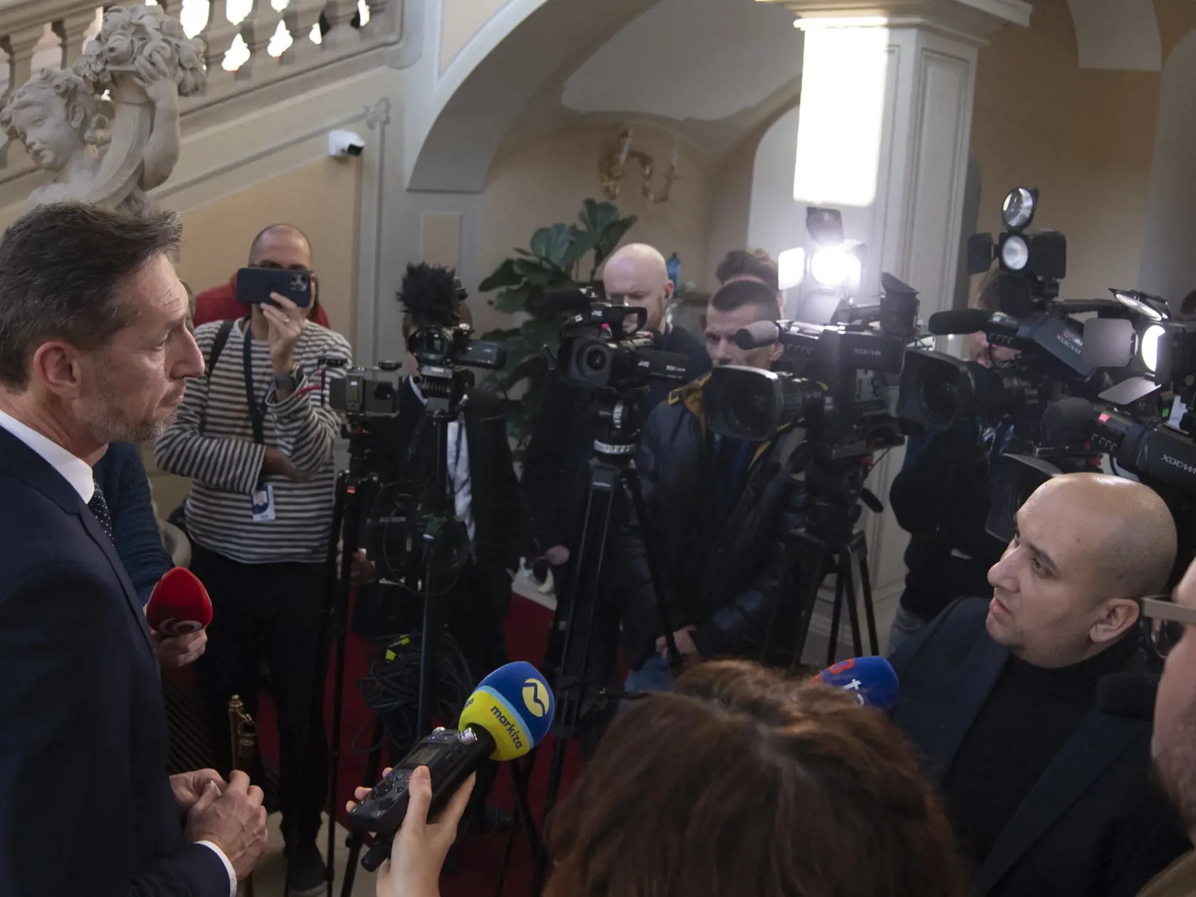 Predseda KDH Milan Majerský odpovedá na otázky novinárov po stretnutí prezidenta SR Petra Pellegriniho s predsedami politických strán za okrúhlym stolom k zahraničnopolitickej orientácii Slovenska v Prezidentskom paláci v Bratislave v utorok 4. februára 2025.