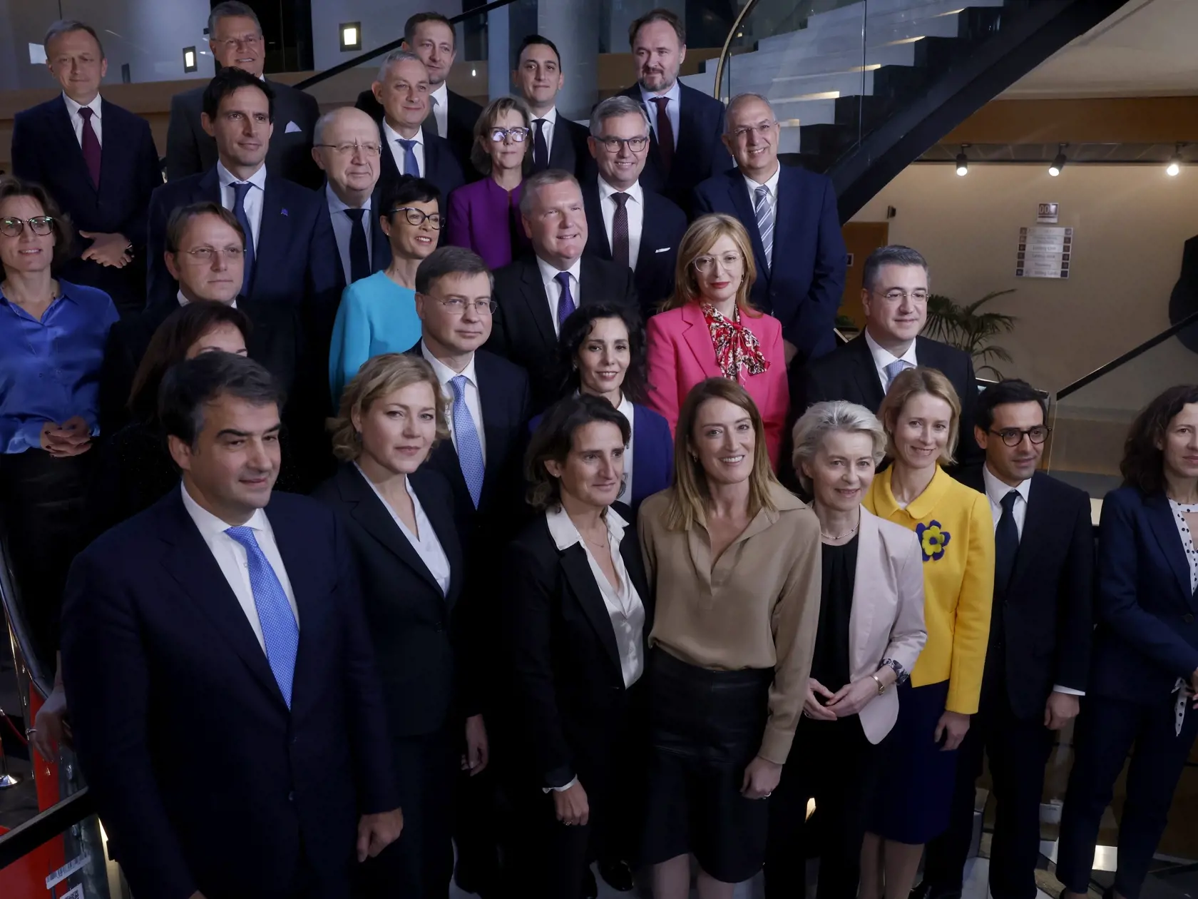 Predsedníčka Európskej komisie Ursula von der Leyenová (v popredí uprostred vpravo) a predsedníčka Európskeho parlamentu (EP) Roberta Metsolová (v popredí uprostred vľavo) pózujú s novými europoslancami, v pozadí druhý zľava zvolený slovenský eurokomisár pre obchod a hospodársku bezpečnosť Maroš Šefčovič po schválení novej Európskej komisie pod vedením Ursuly von der Leyenovej v pléne Európskeho parlamentu 27. novembra 2024 v Štrasburgu.