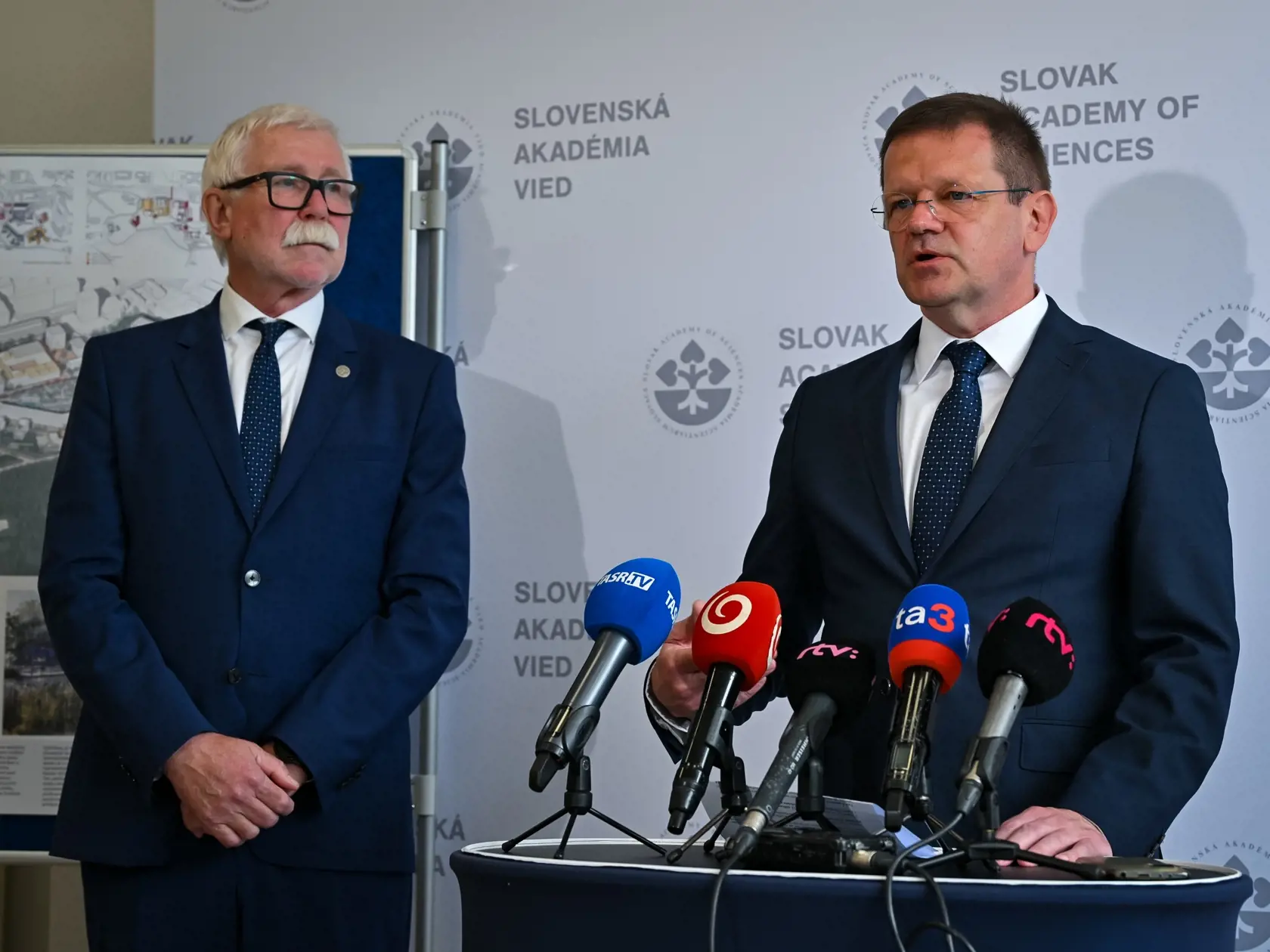 Na snímke sprava podpredseda vlády pre plán obnovy a odolnosti a využívanie eurofondov Peter Kmec (Hlas-SD) a predseda Slovenskej akadémie vied (SAV) Pavol Šajgalík počas tlačovej konferencie k predstaveniu finančného stimulu pre SAV v pondelok 1. júla 2024 v Bratislave. FOTO TASR - Pavol Zachar