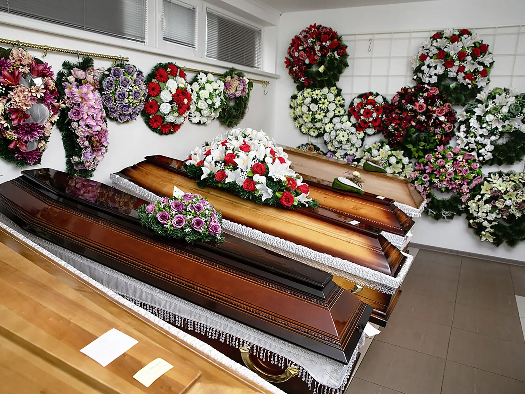 1. TIP: Kyticu na rakvu z umelých kvetov je možné bezplatne zapožičať, pozostalý ju nemusí kupovať.