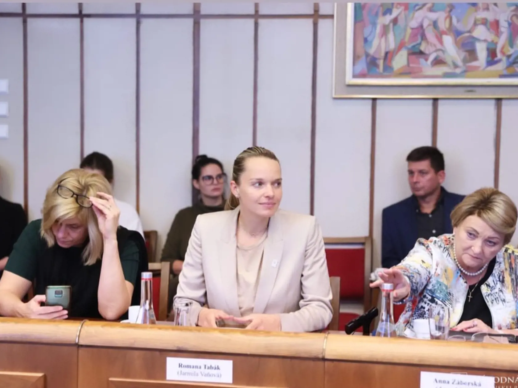 "Pýtajte sa! Nebudem tu večne" sa nazýva večer otázok, ktorú poslankyňa Romana Tabák pravidelne organizuje na sociálnej sieti. Zvedaví fanúšikovia extenistky si v tento čas môžu klásť zvedaví otázky, na ktoré im Tabák úprimne odpovie.