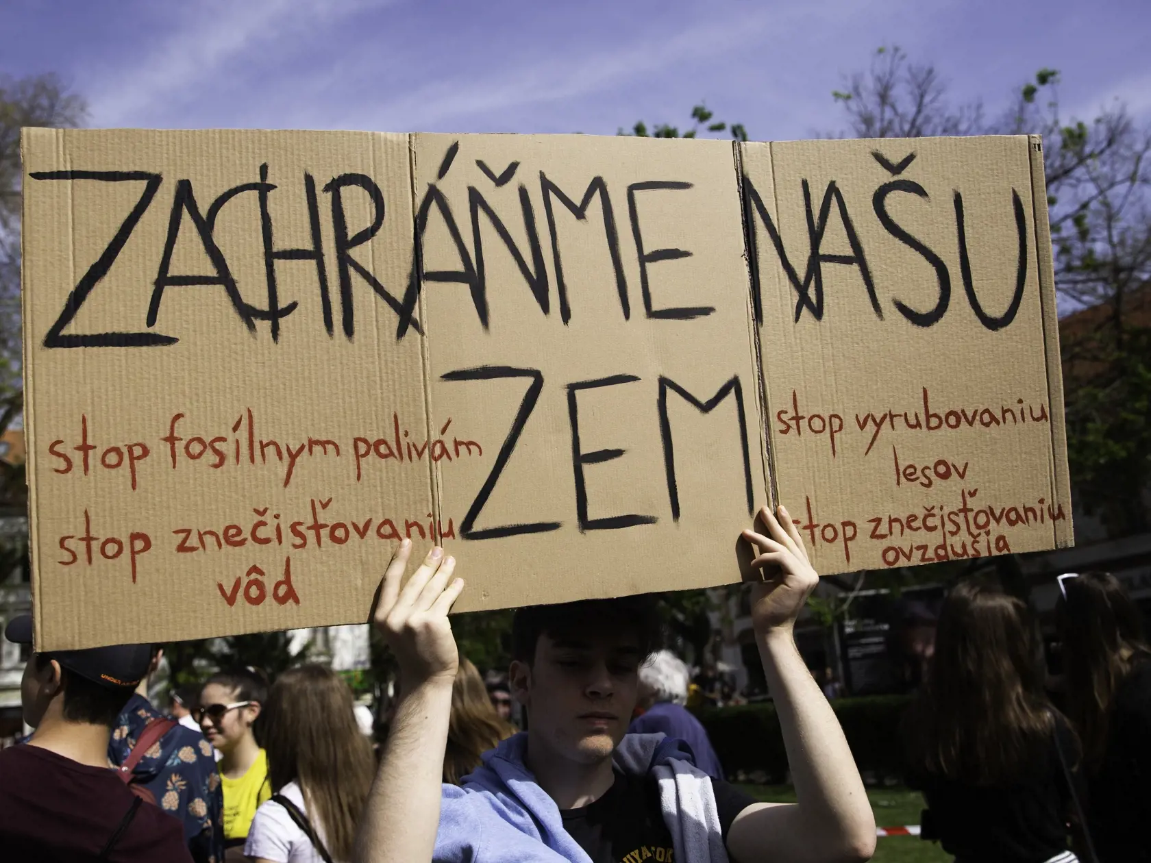 Čoraz viac mladých sa zapája do protestov za ochranu klímy.