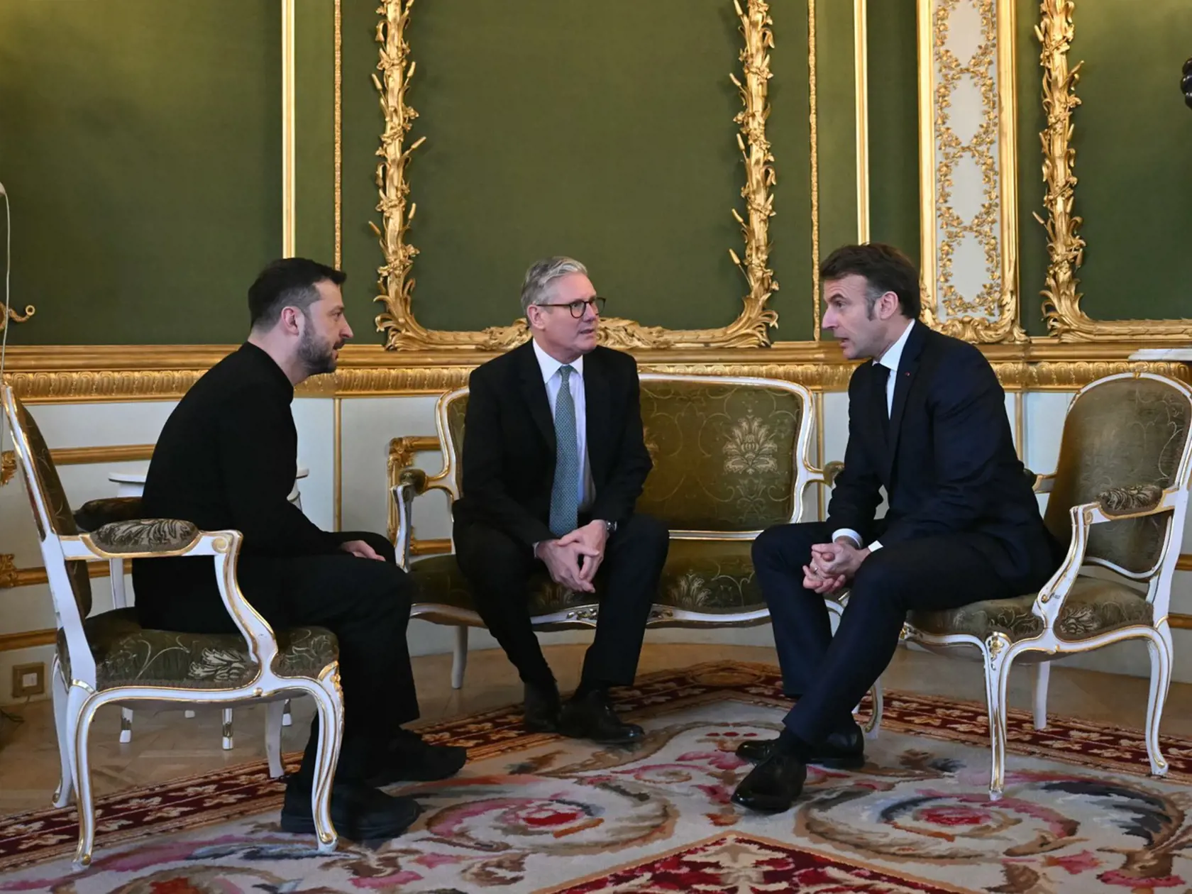 Britský premiér Keir Starmer v sobotu svetovým lídrom uviedol, že je potrebné "naďalej vyvíjať nátlak" na ruského prezidenta Vladimira Putina, aby podporil prímerie v bojoch na Ukrajine. TASR informuje podľa agentúr AP a AFP.