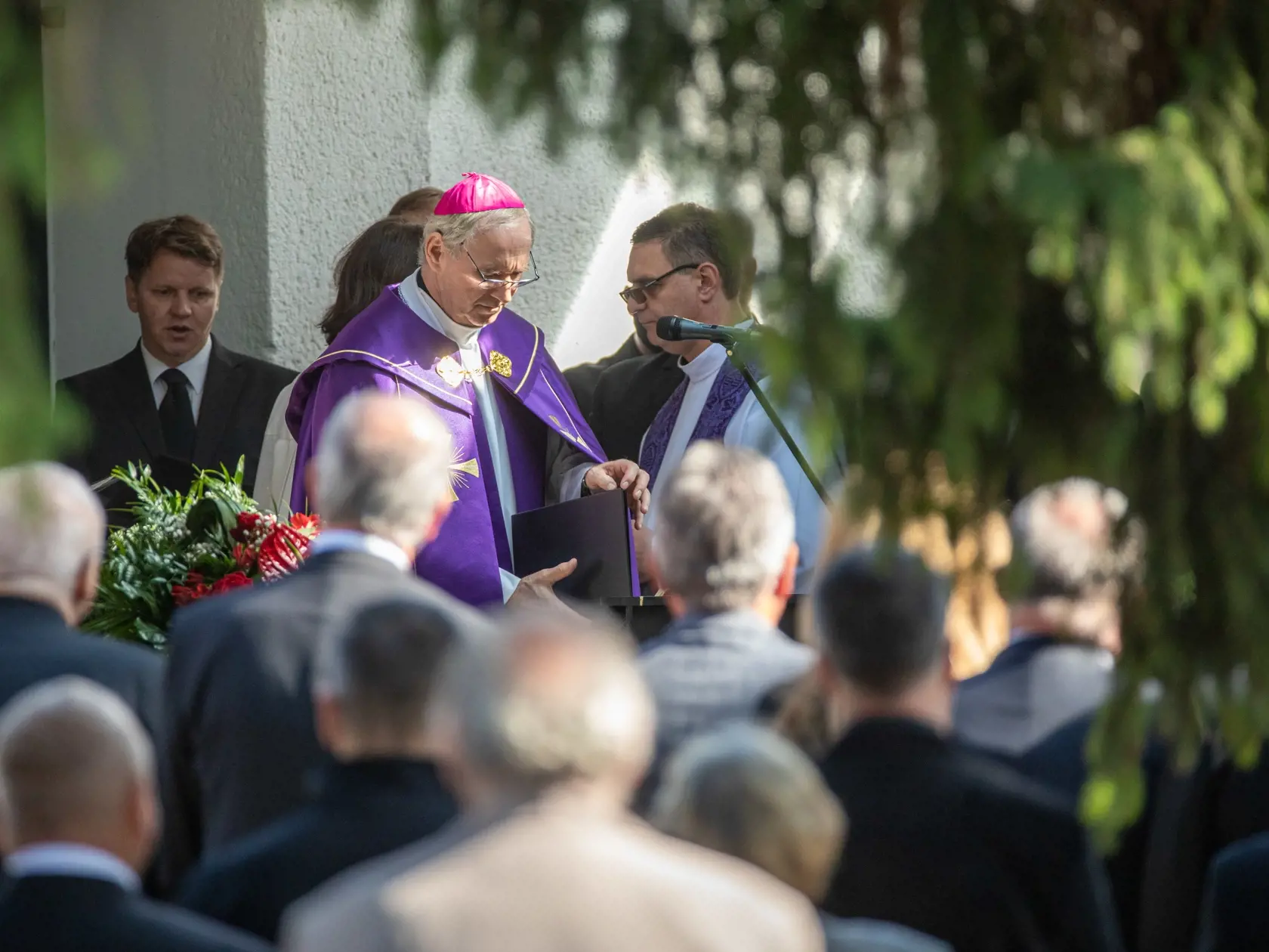 Na snímke je pohreb otca prezidentky Zuzany Čaputovej Štefana Strapáka na cintoríne v Pezinku.
