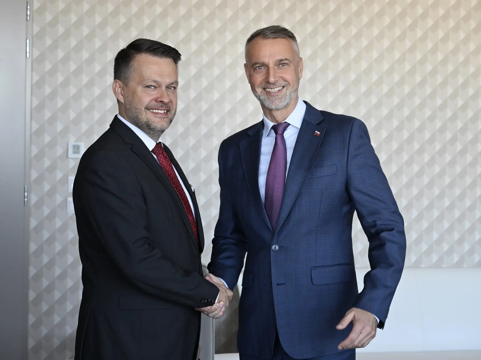 Na snímke novovymenovaný minister investícií, regionálneho rozvoja a informatizácie SR (MIRRI SR) Samuel Migaľ (nezávislý) a odchádzajúci minister Richard Raši (Hlas-SD)