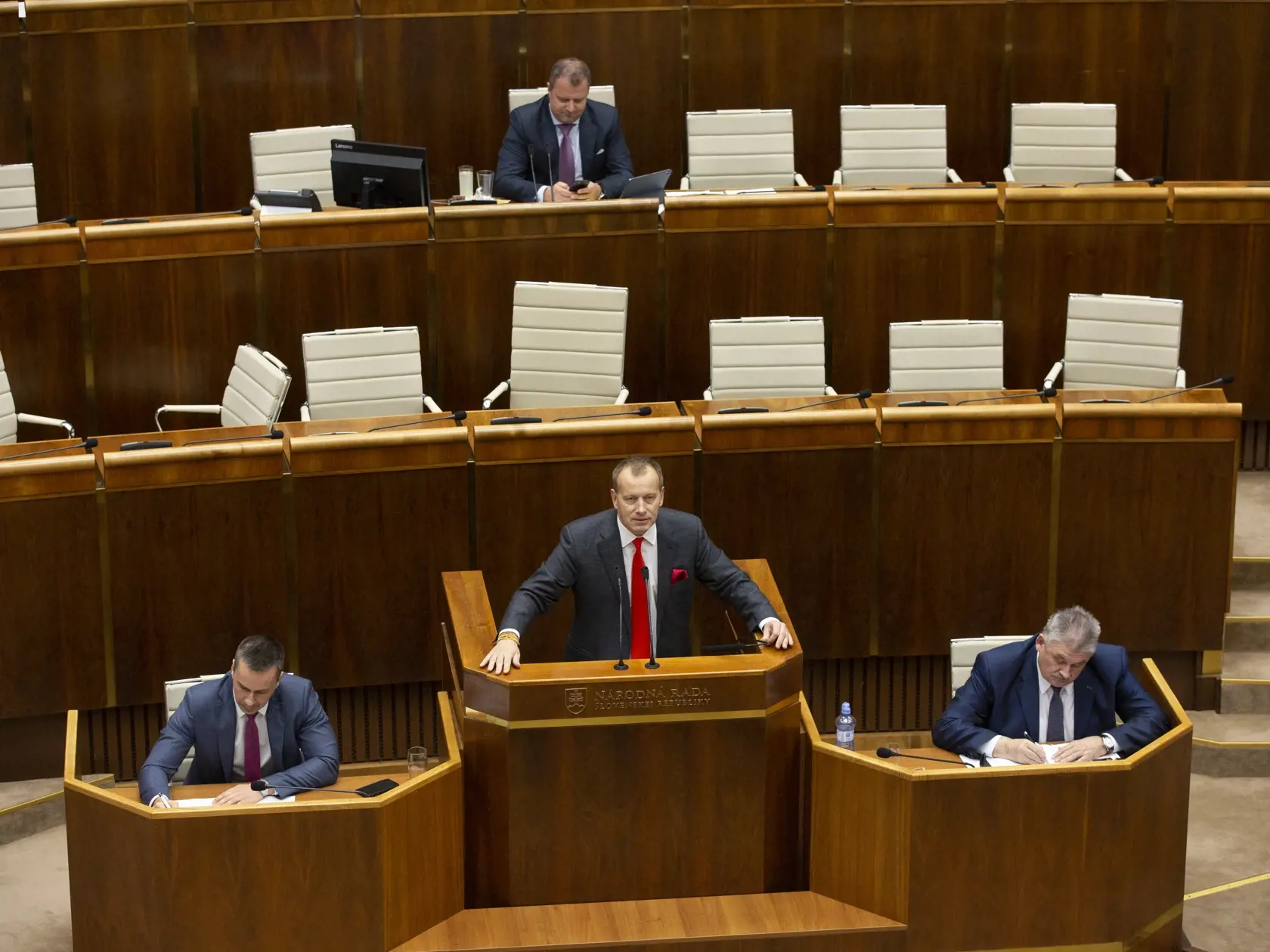 Národná rada SR na svojej mimoriadnej 58.schôdzi, prijíma zákony v skrátenom konaní.
Opoziční politici blokujú rečnícky pult.
Na obr.: