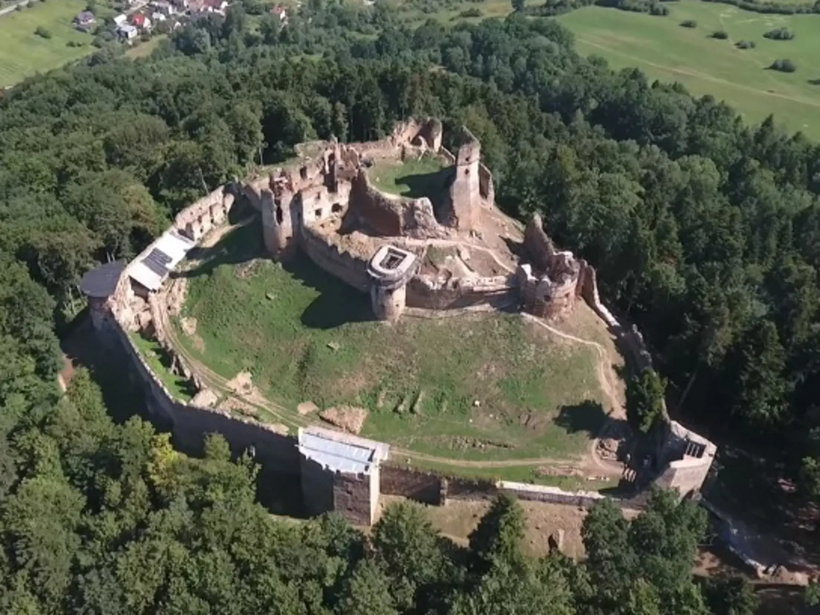 Pamiatkou príznačnou pre rodisko Mňahončáka je Zborovský hrad.