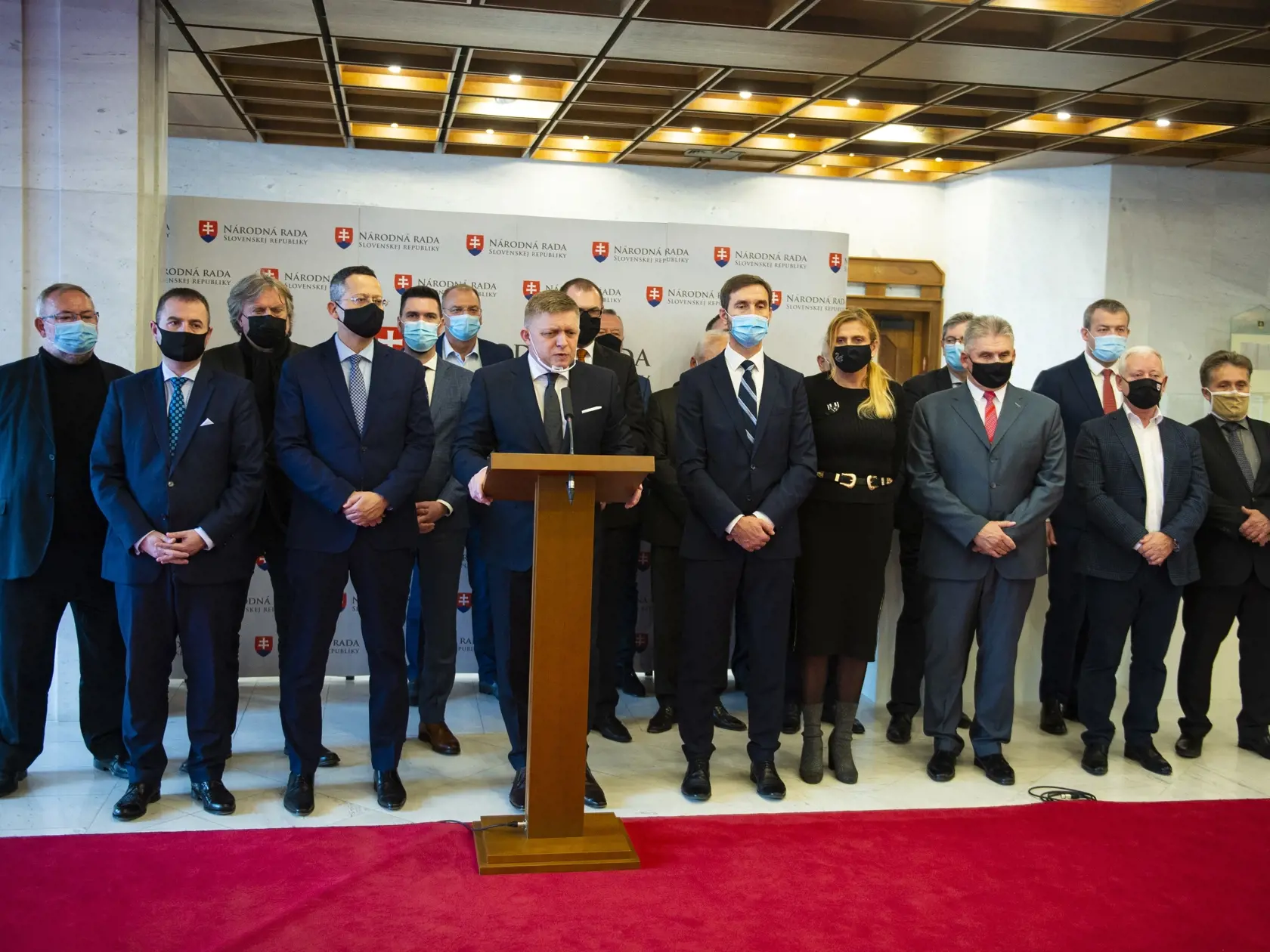 Predseda opozičného Smeru-SD Robert Fico vyzval mimoparlamentný Hlas-SD na okamžité začatie rokovaní o forme predvolebnej a povolebnej spolupráce.