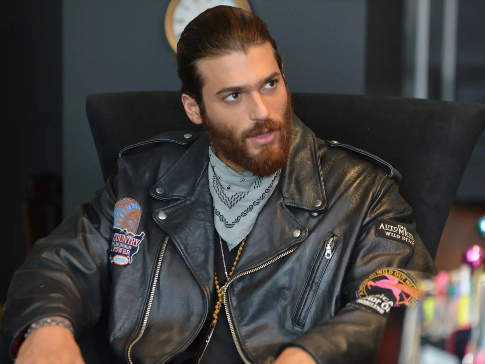Can Yaman zo seriálu S hlavou v oblakoch