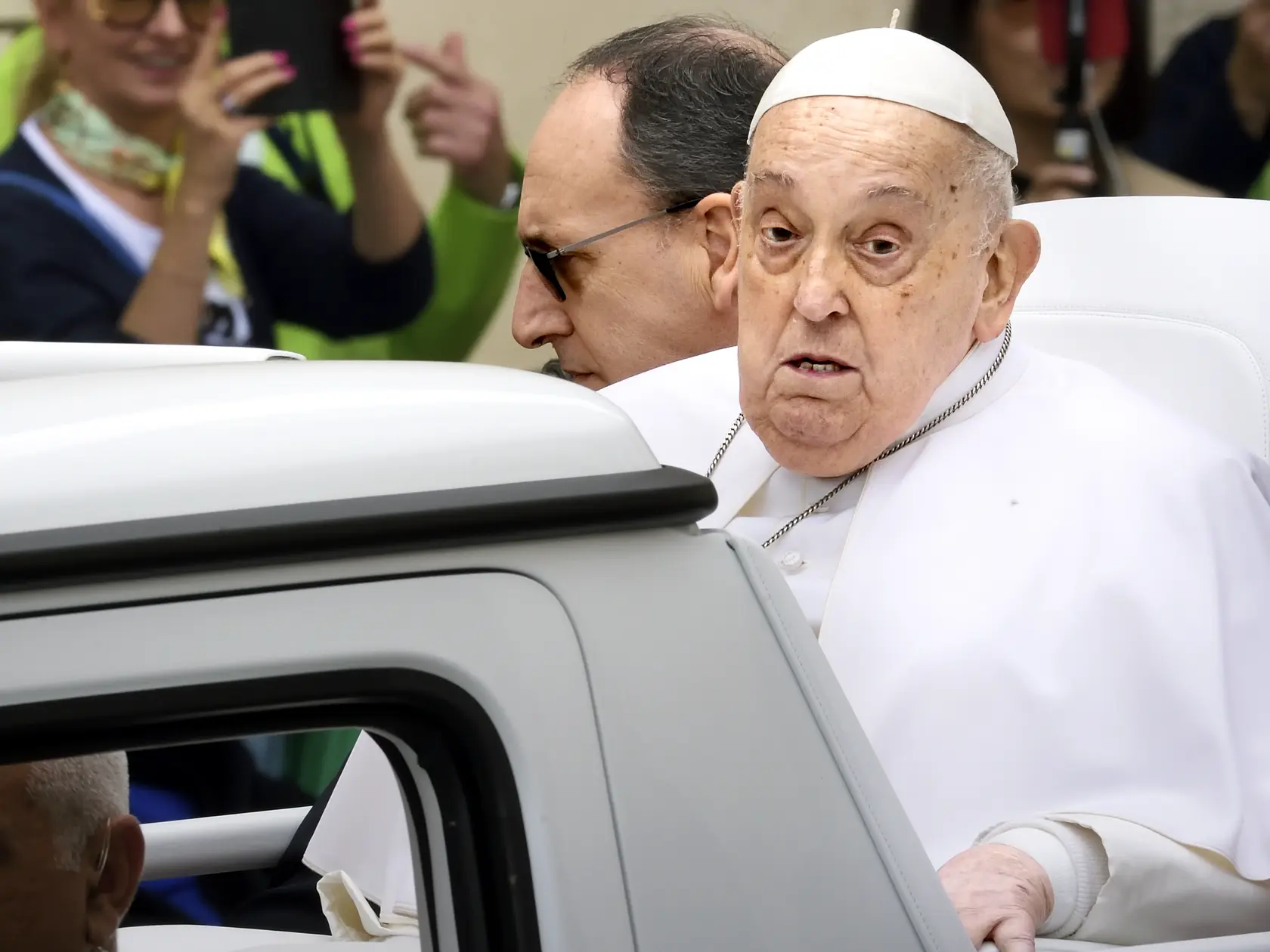 V nedeľu naposledy vyšiel medzi ľudí na papamobile.