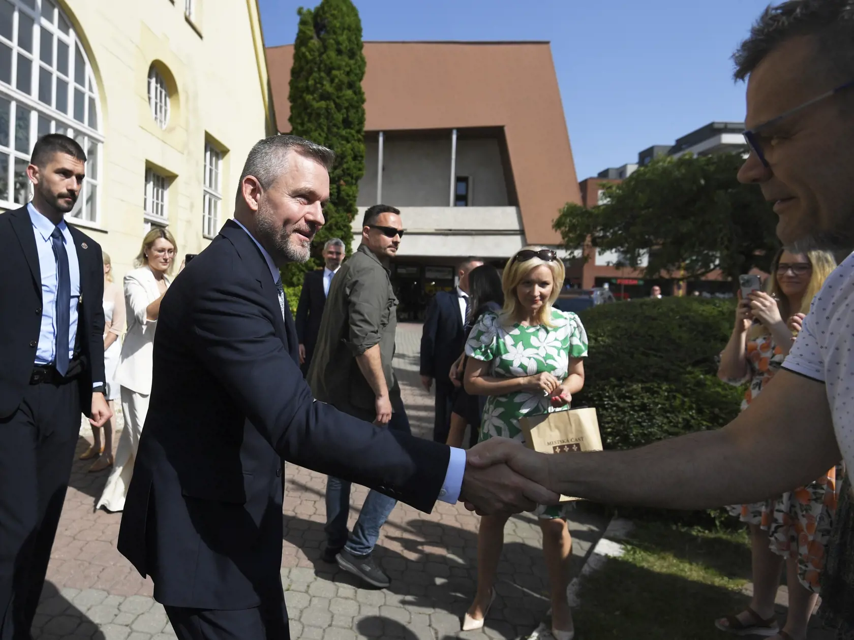 Prezident SR Peter Pellegrini sa zdraví s ľuďmi počas návštevy regionálneho pracoviska Kancelárie prezidenta SR v Košiciach 21. júna 2024.