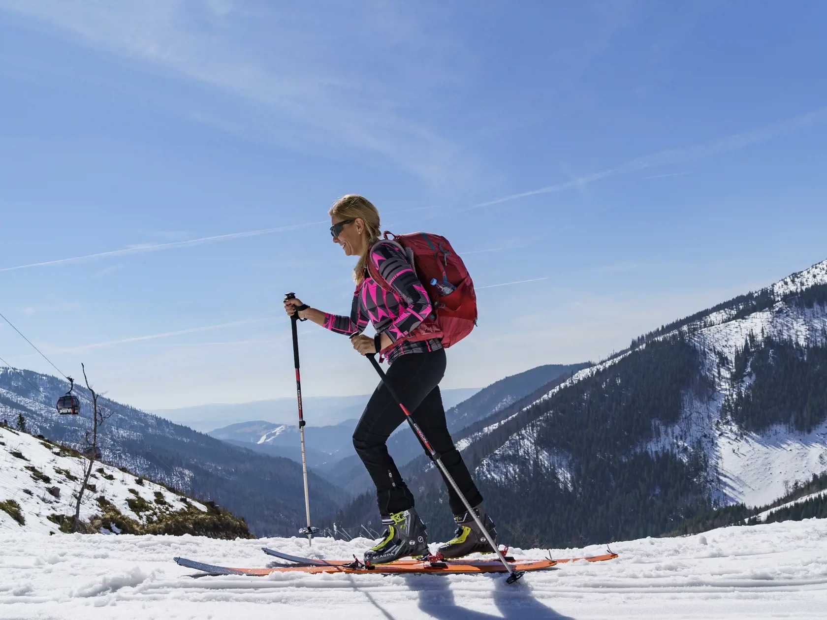 Denisa Saková počas skialpového výstupu na Chopok.