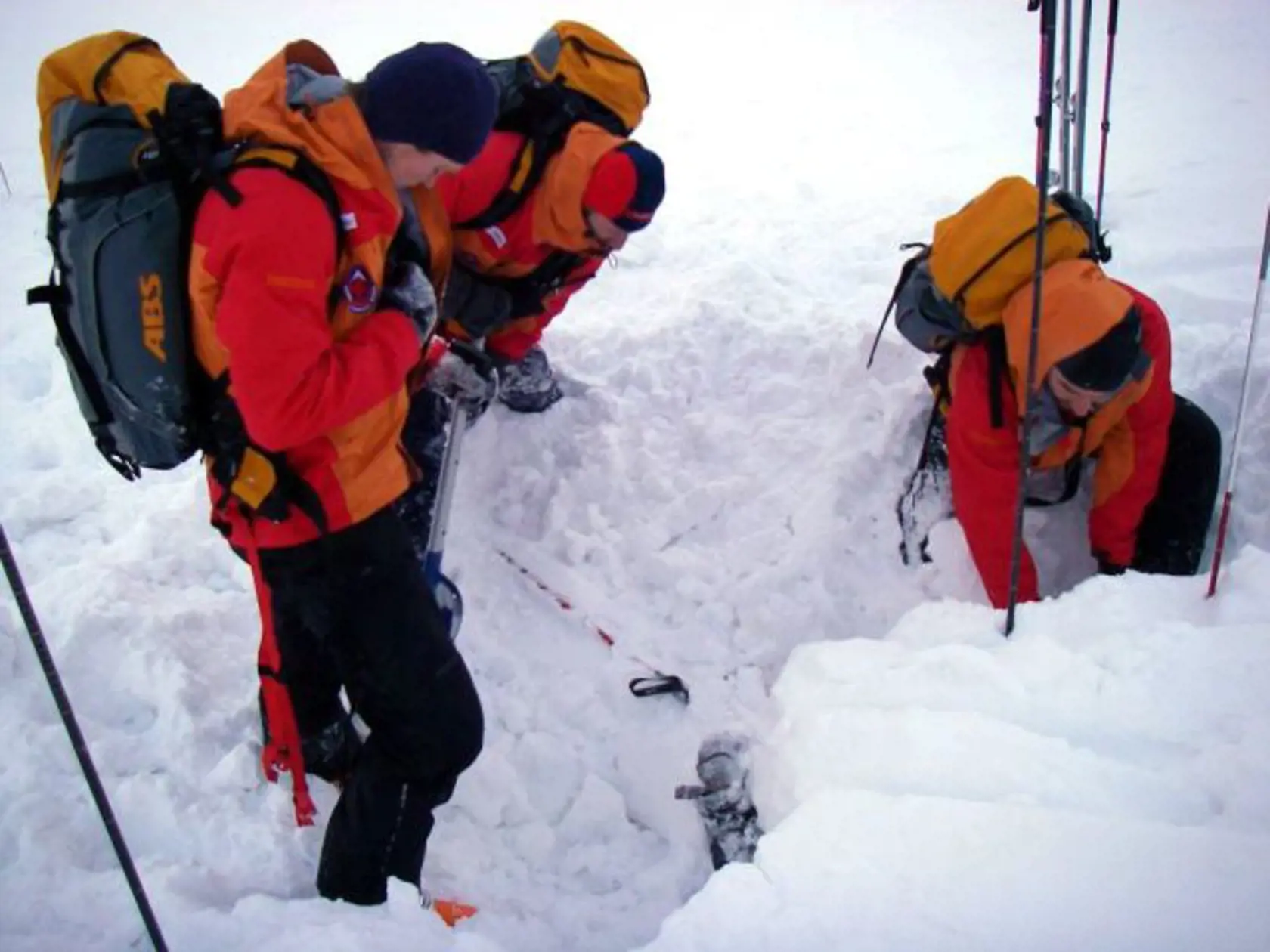 Dvaja slovenskí skialpinisti prišli o život v lavíne v Západných Tatrách 15. decembra 2007. Dvojica sa vybrala okolo obeda zo Žiarskej chaty do Smutného sedla. Do zotmenia sa nevrátili, a tak ich priatelia požiadali Horskú záchrannú službu o pomoc.