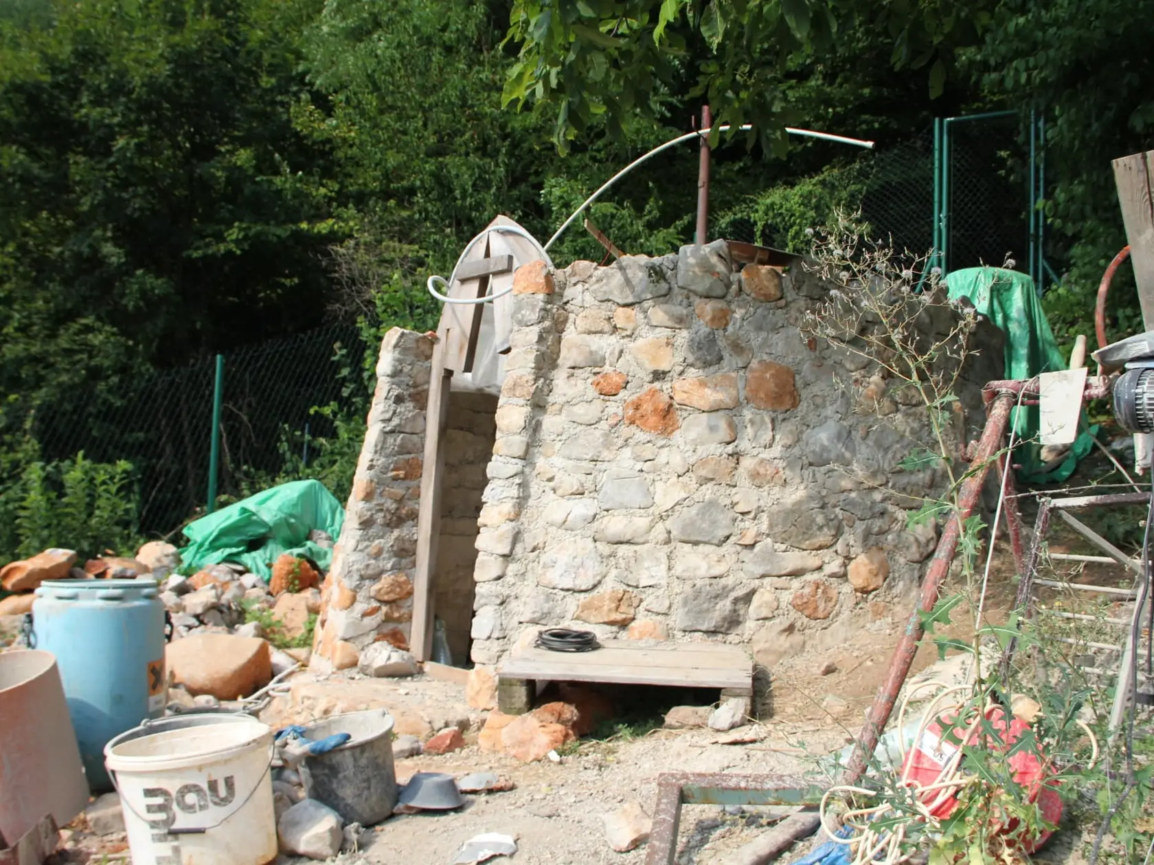 Veža na vlásku - začiatok stavby.