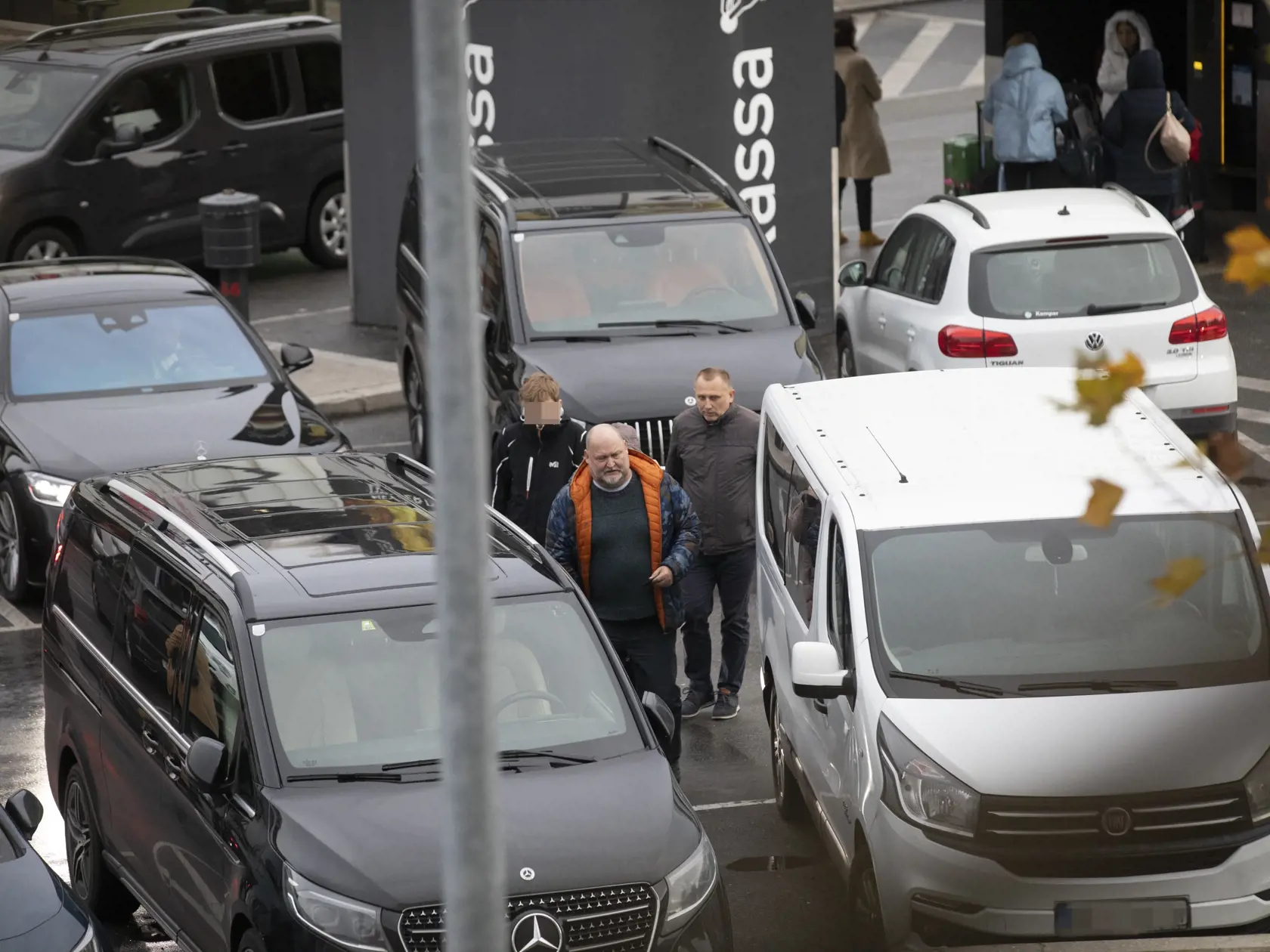 Na snímke je prílet turistov z Egypta po námornej tragédií, manželka a syn zosnulého.