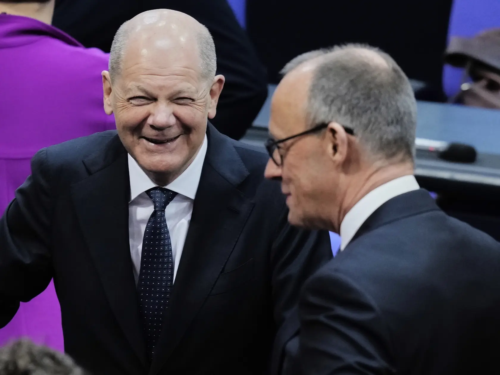 Nemecký kancelár Olaf Scholz (vľavo) a nemecký opozičný líder a predseda nemeckých kresťanských demokratov (CDU) Friedrich Merz počas ustanovujúceho zasadnutia nemeckého Spolkového snemu (Bundestag) po voľbách z 23. februára v Berlíne 25. marca 2025.