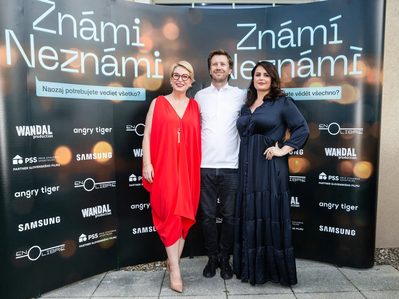 Tlačovka k novému seriálu "Známi neznámi" v jednom z bratislavských hotelov. Na snímke Wanda Adamík Hrycová, Juraj Brocko a Petra Polnišová.