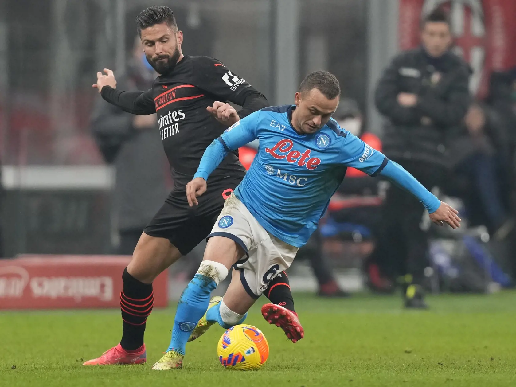 Zdá sa, že Stano futbal miluje oveľa viac ako nejakú rodinu. Vedľa seba chce mať reprezentatívnu ženu a keďže Daniela podľa neho po pôrode pár kíl pribrala, nemohol to vystáť. Radšej jej dal zbohom. 
 
AC Milan's Olivier Giroud, left, and Napoli's Stanislav Lobotka challenge for the ball during the Serie A soccer match between AC Milan and Napoli at the San Siro stadium in Milan, Italy, Sunday, Dec. 19, 2021. (AP Photo/Antonio Calanni)