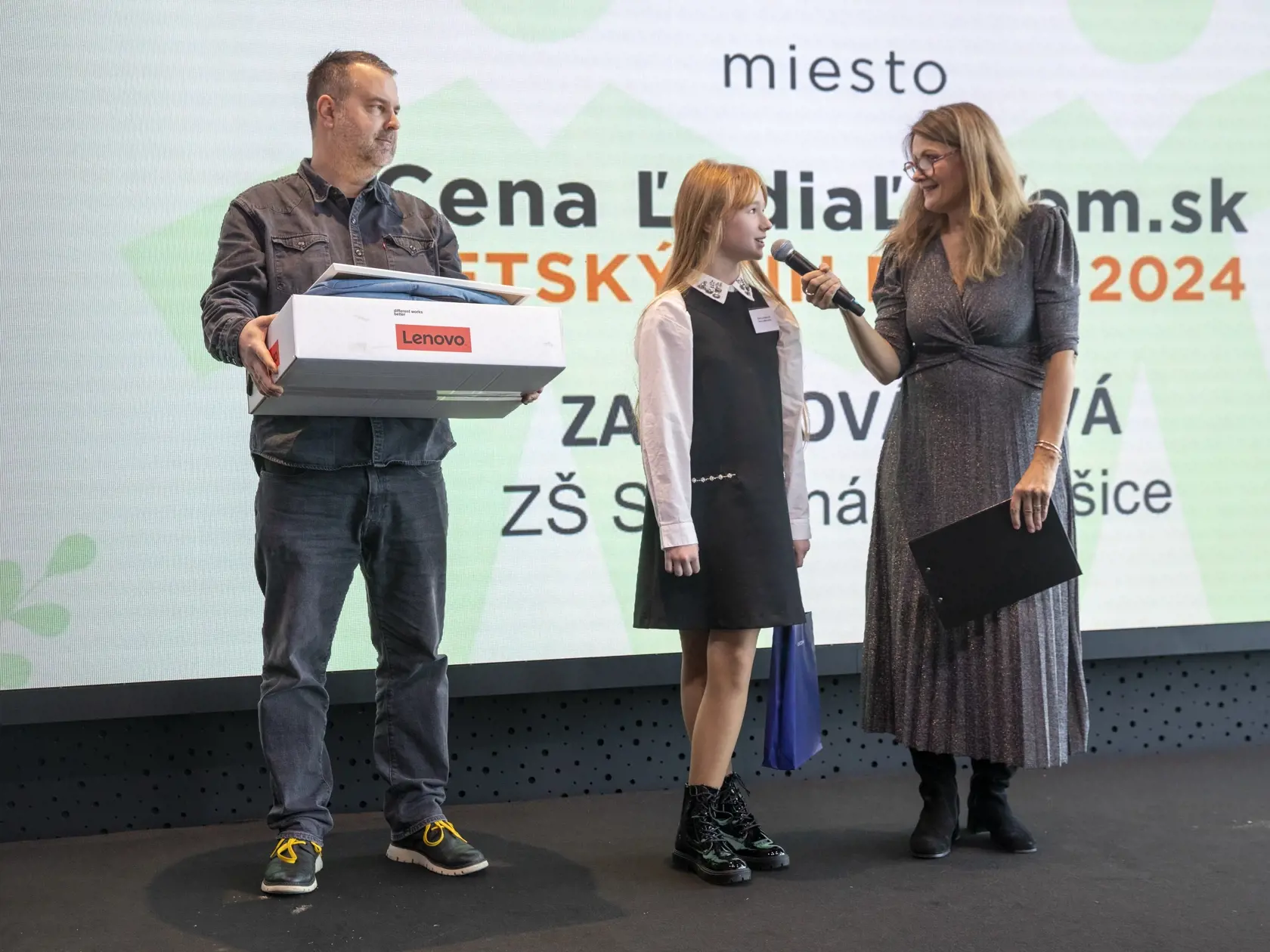 Štvrté miesto za Cenu Ľudia ľuďom získala Zara Lovászová s kolektívom žiakov, ktorí podporili Červené nosy.