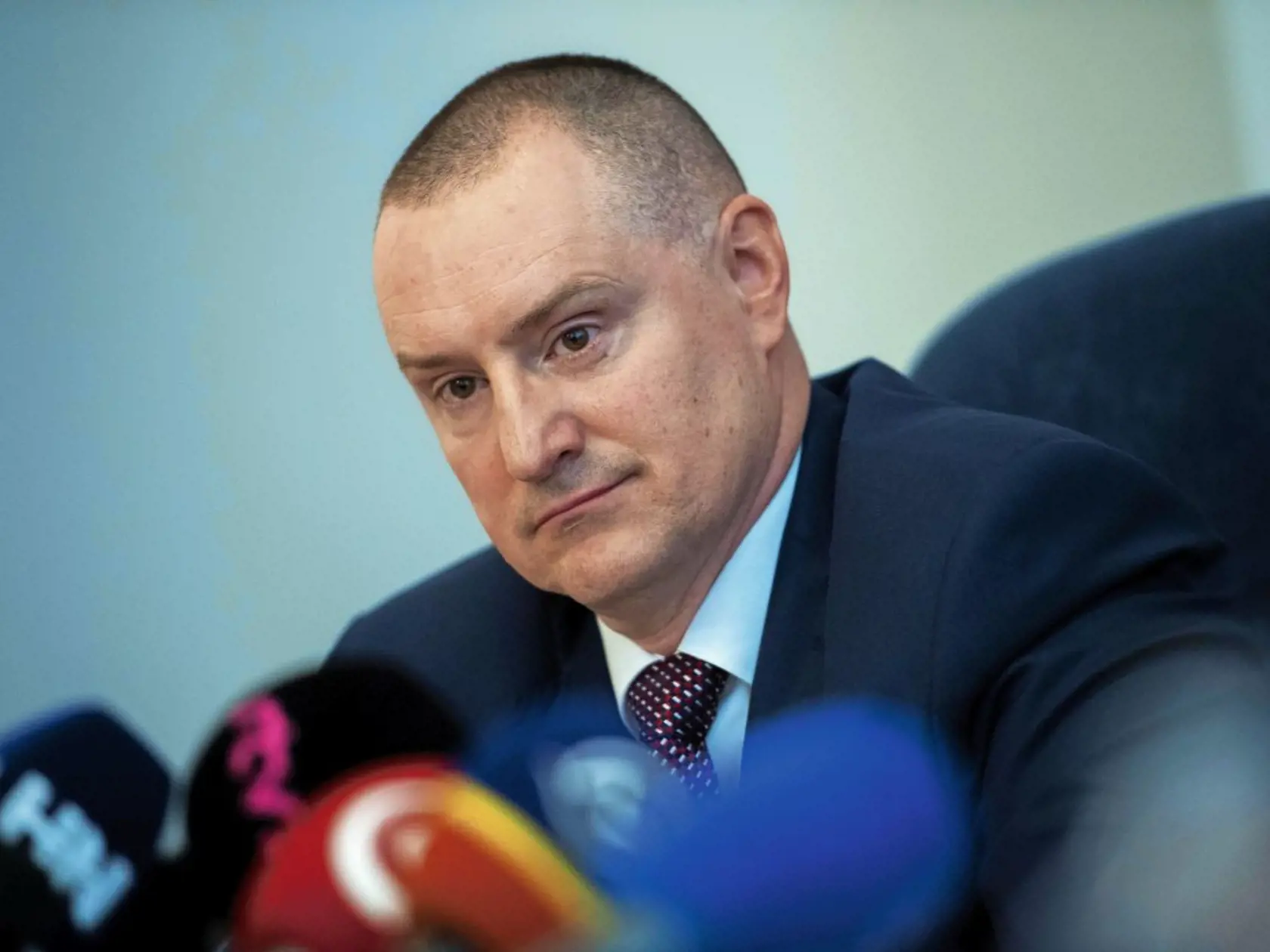 ŠUFLIARSKY RADIL KOČNEROVI. Aby sa tváril, že má z neho ako z prokurátora strach.