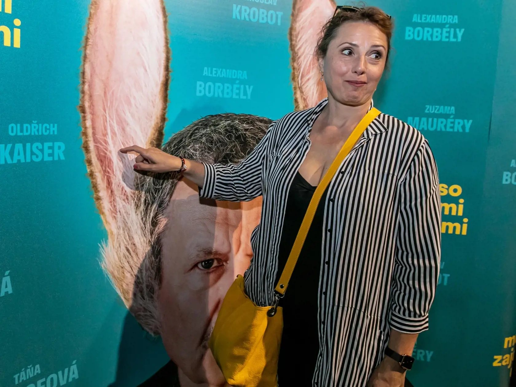 Na snímke sú príchody do kina v Bory maall na premiéru filmu: Muž so zajačími ušami. 