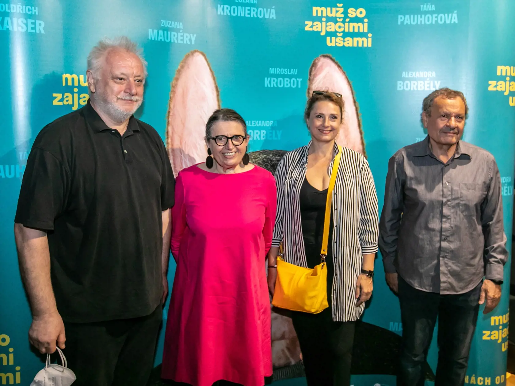 Na snímke sú príchody do kina v Bory maall na premiéru filmu: Muž so zajačími ušami. 