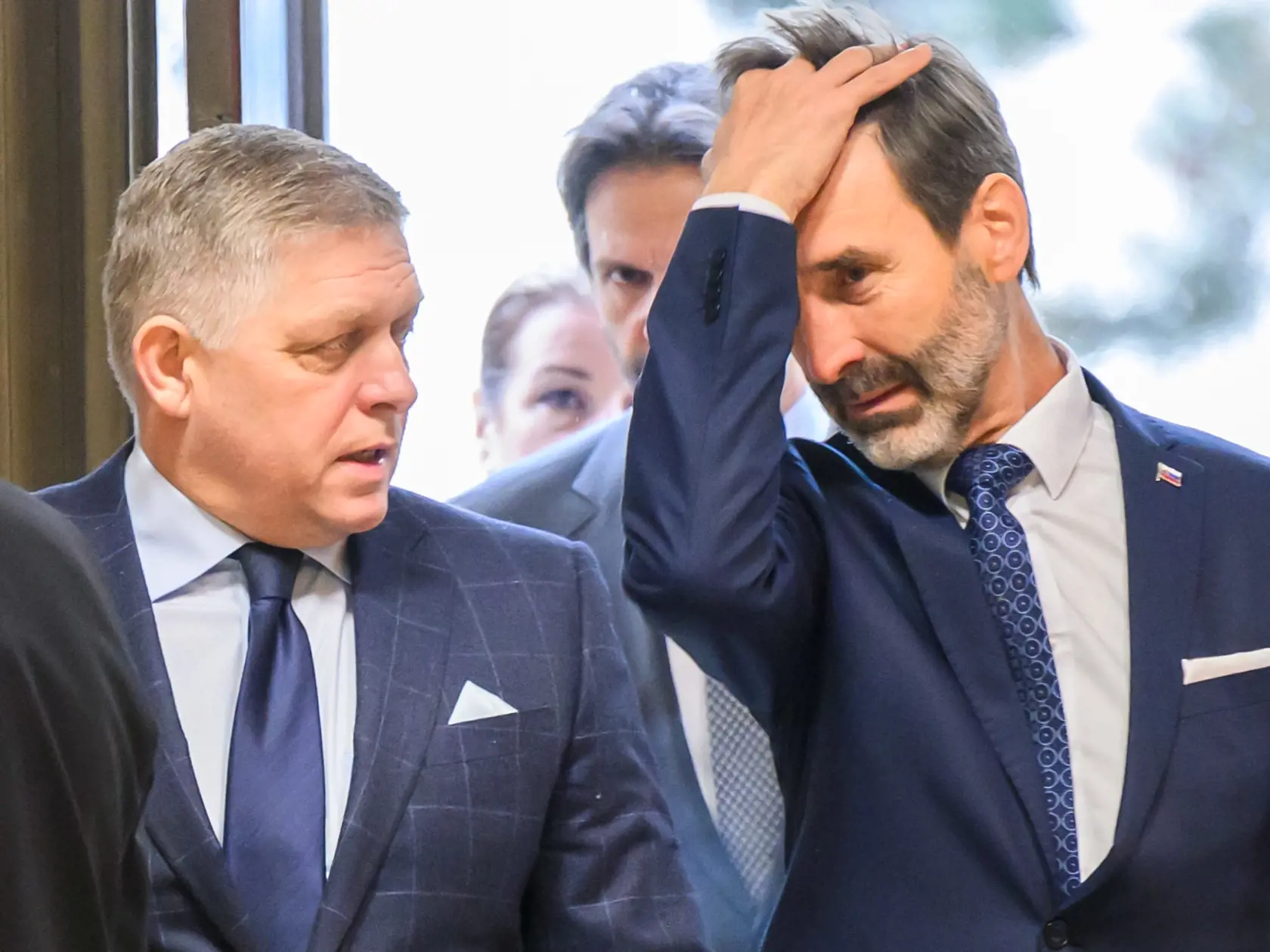 Na snímke zľava predseda vlády SR Robert Fico (Smer-SD) a minister zahraničných vecí a európskych záležitostí SR Juraj Blanár (Smer-SD) prichádzajú na 73. schôdzu vlády SR v Bratislave 12. februára 2025. FOTO TASR - Jaroslav Novák