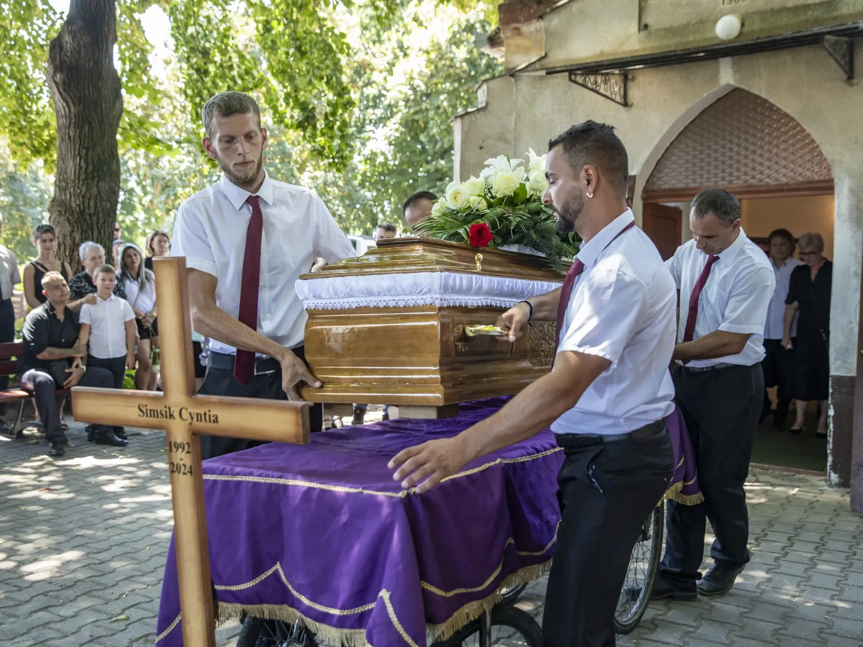 Na snímke je pohreb mladej ženy v Štúrove. Hádzanárke Cyntii, ktorú našli zabalenú v igelite, dnes povedali posledné zbohom.