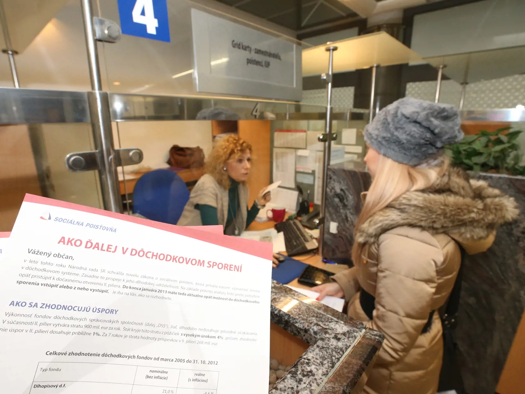 Servis: Ilustračná fotografia na tému - vstup do druhého piliera v sociálnom poistení. Sociálna poisťovňa - pobočka na Záhradníckej ulici v Bratislave.