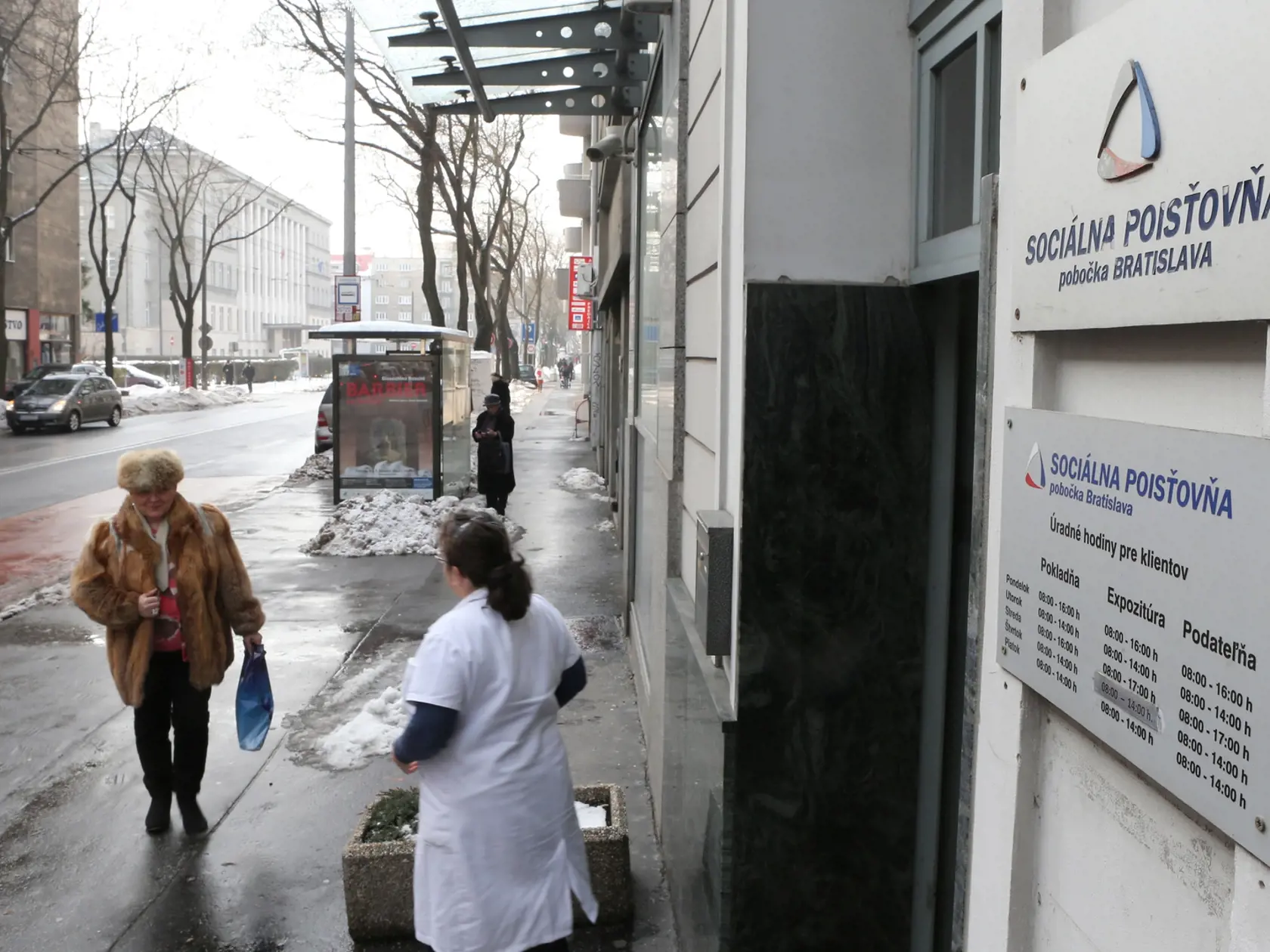 Servis: Ilustračná fotografia na tému - vstup do druhého piliera v sociálnom poistení. Sociálna poisťovňa - pobočka na Záhradníckej ulici v Bratislave.