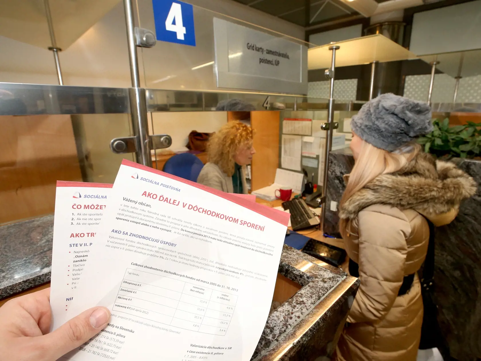 Servis: Ilustračná fotografia na tému - vstup do druhého piliera v sociálnom poistení. Sociálna poisťovňa - pobočka na Záhradníckej ulici v Bratislave.