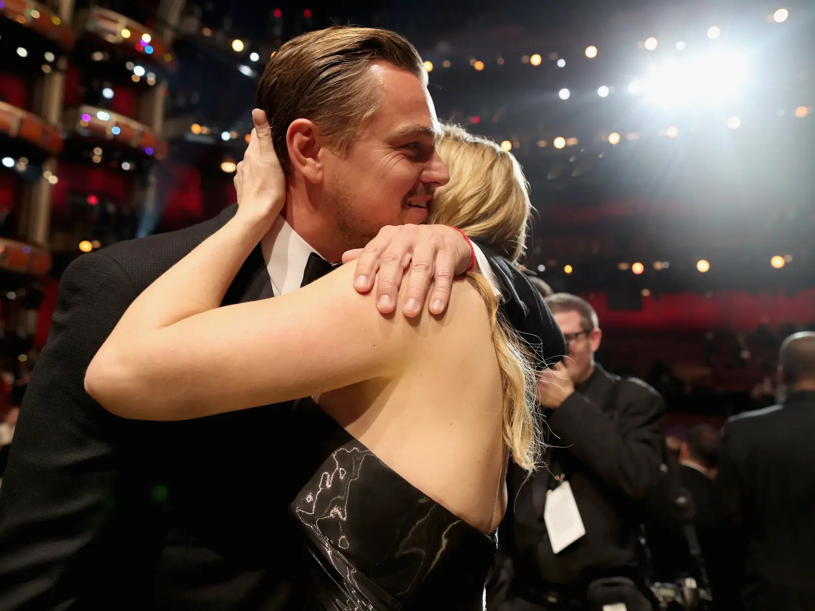 Objatie s Kate Winslet v roku 2016 v Hollywoode. Krátko po tom, ako sa DiCaprio konečne dočkal vytúženého Oscara.