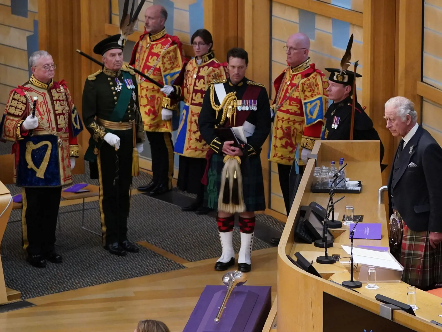 Britský kráľ Charles III. (vpravo) stojí počas návštevy škótskeho parlamentu v Edinburghu v pondelok 12. septembra 2022.