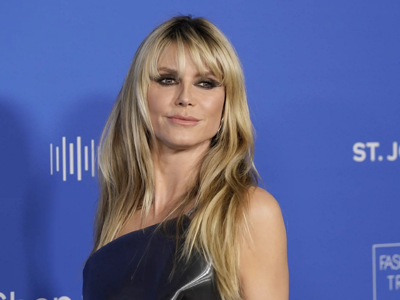 Na snímke nemecká topmodelka Heidi Klumová prichádza na prvé udeľovanie cien organizácie Fashion Trust US Awards v Goya Studios v Los Angeles v noci na 22. marca 2023. Fashion Trust US Awards je nezisková organizácia, ktorá sa zameriava na objavovanie najtalentovanejších mladých dizajnérov. FOTO TASR/AP